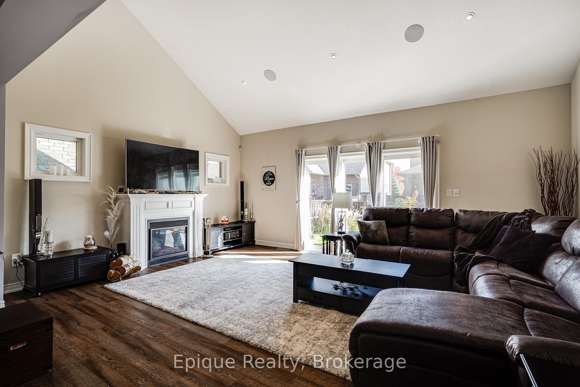 Photo 13 of 68 Roselawn Crescent, Welland, Coyle Creek — HOMEH
