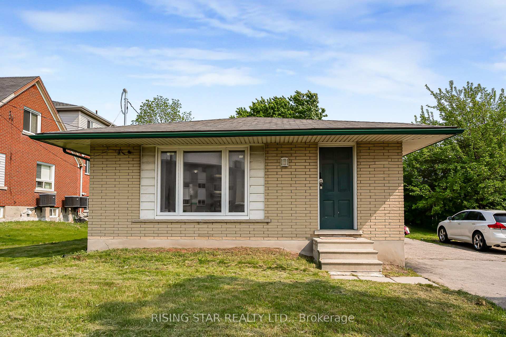 Photo 1 of 147 University Avenue E, Waterloo, Lincoln Heights — HOMEH