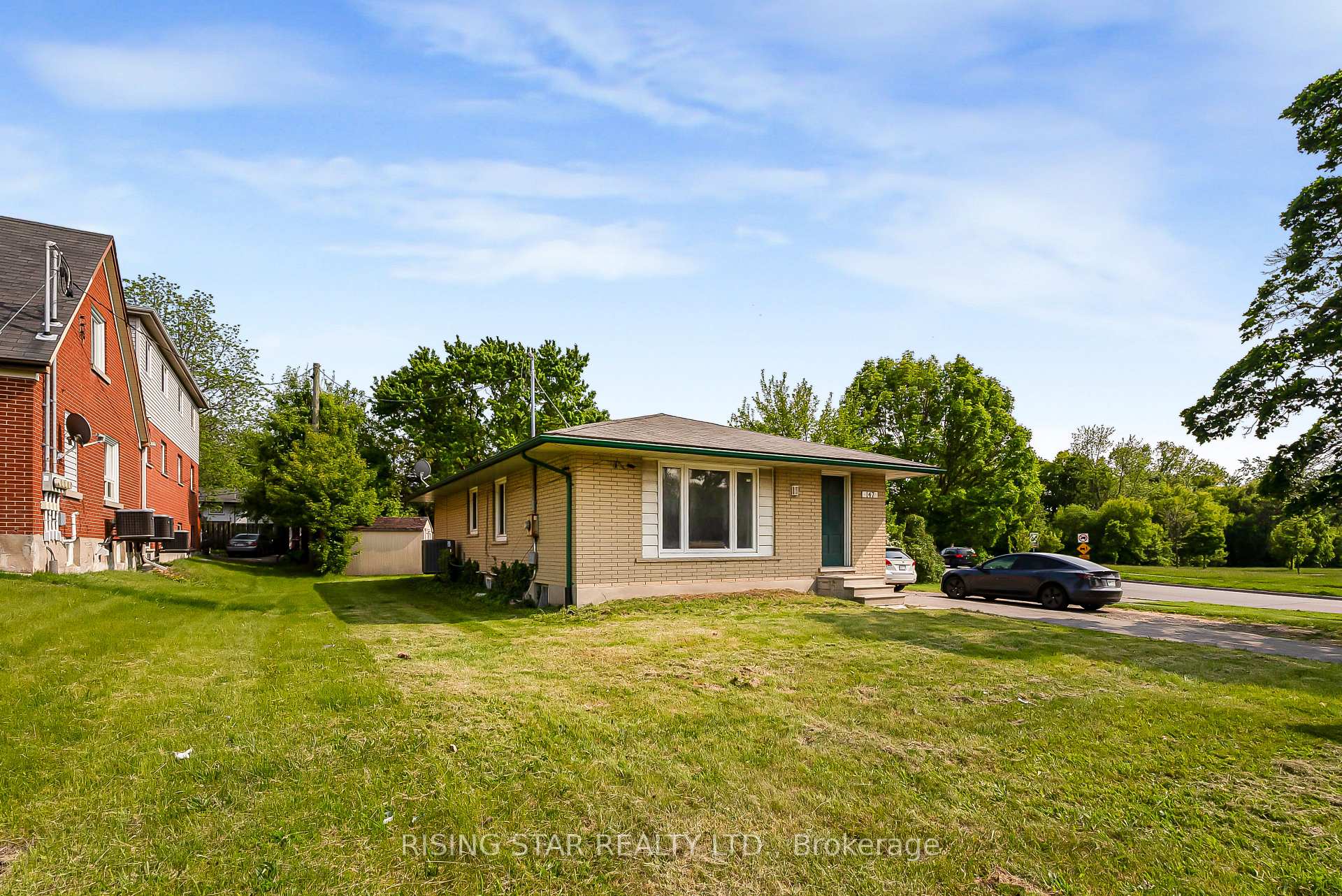 Photo 2 of 147 University Avenue E, Waterloo, Lincoln Heights — HOMEH