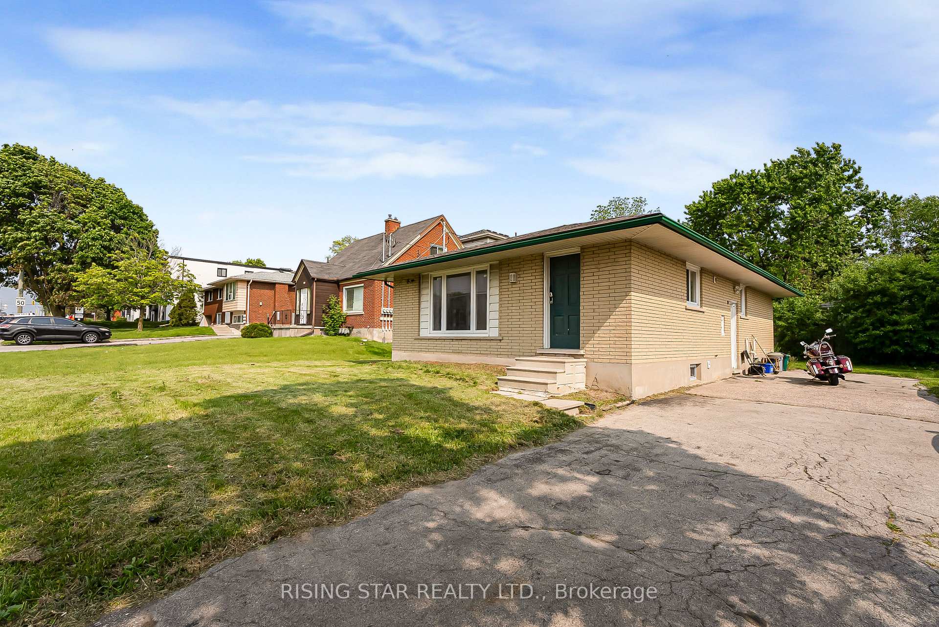 Photo 3 of 147 University Avenue E, Waterloo, Lincoln Heights — HOMEH