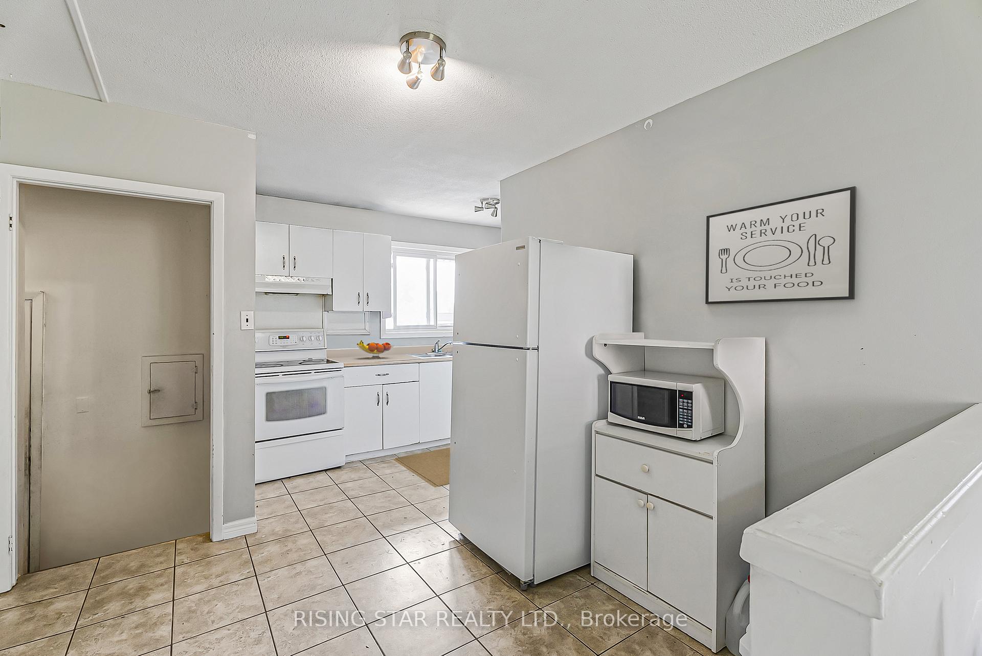 Photo 8 of 147 University Avenue E, Waterloo, Lincoln Heights — HOMEH