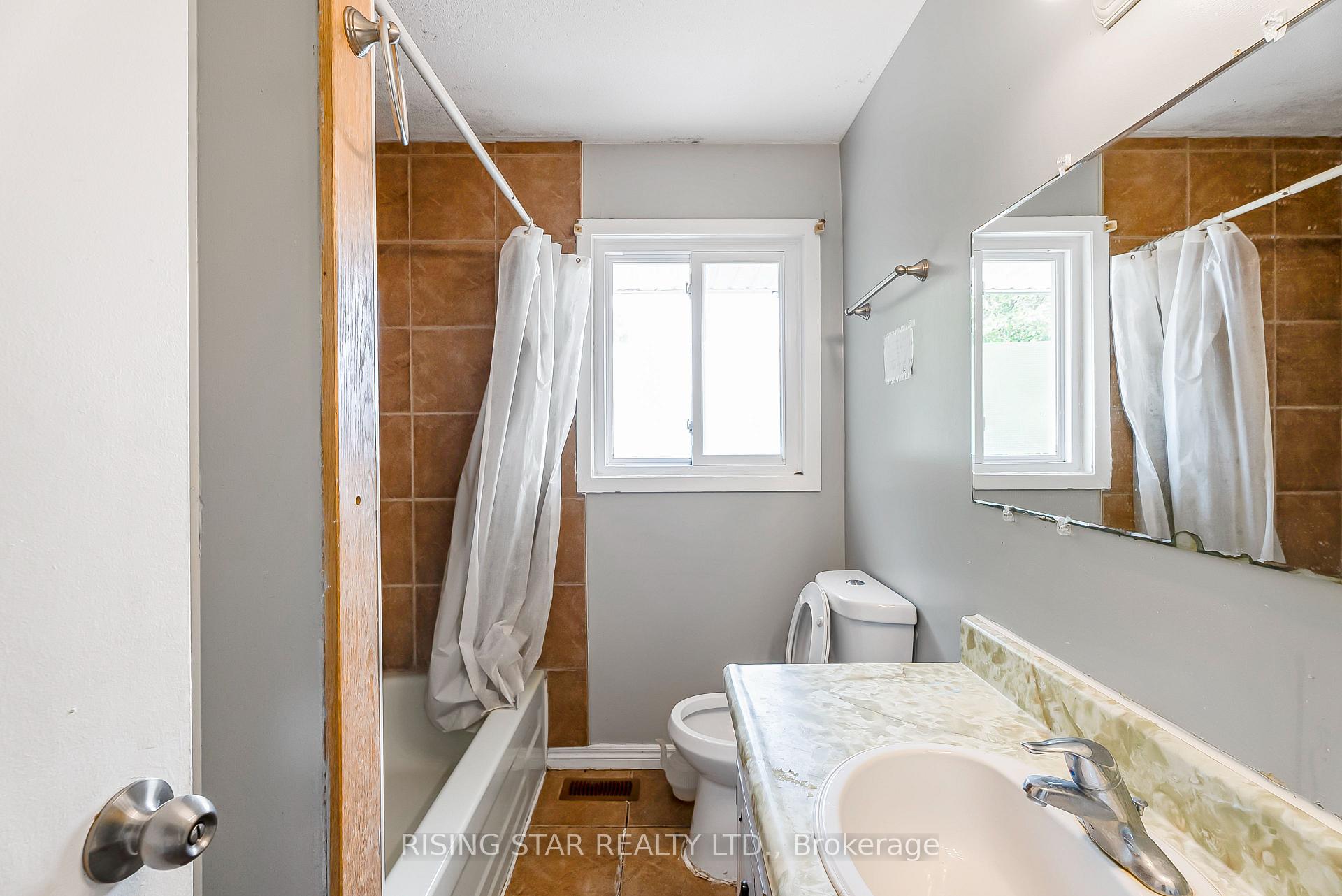 Photo 10 of 147 University Avenue E, Waterloo, Lincoln Heights — HOMEH