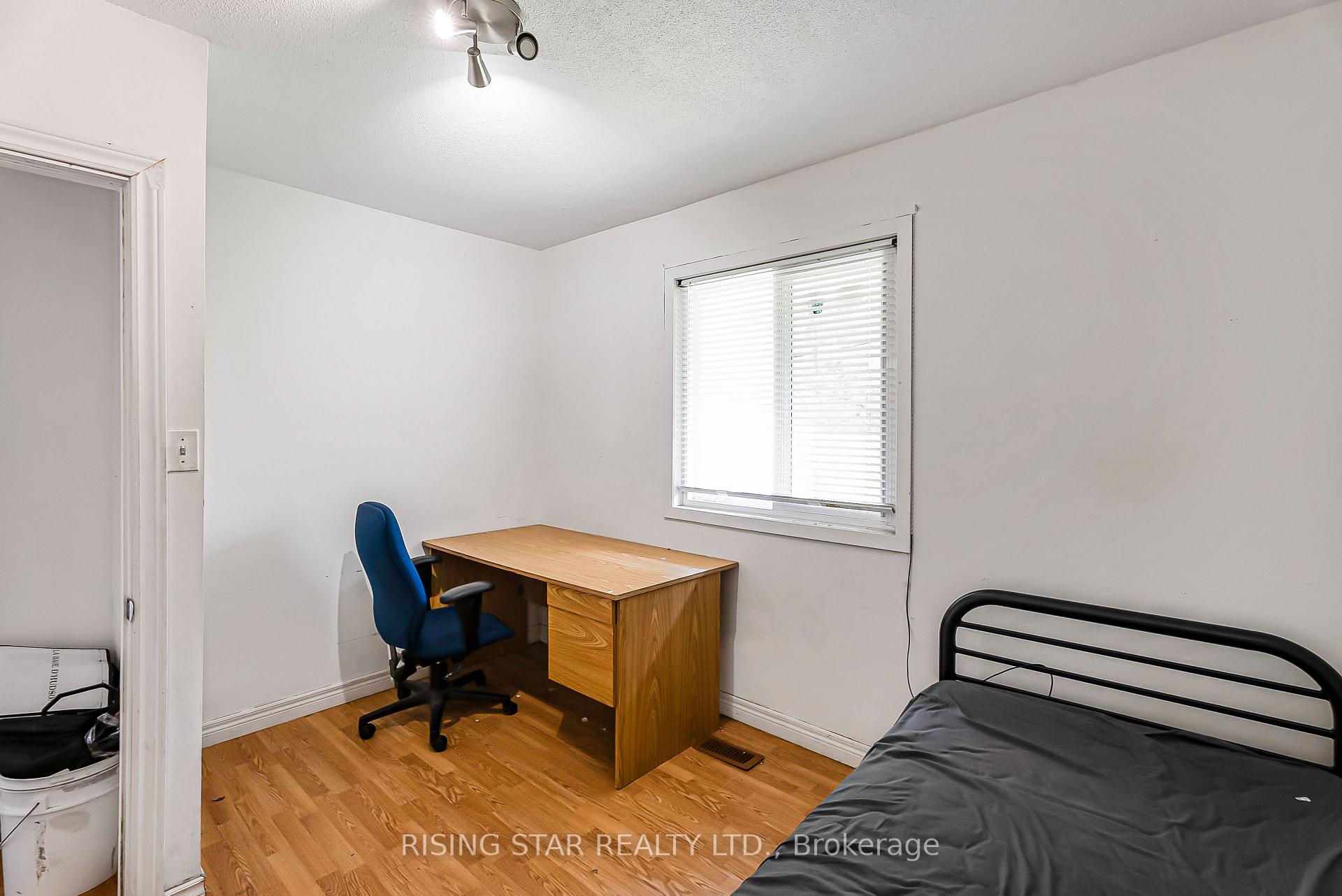 Photo 11 of 147 University Avenue E, Waterloo, Lincoln Heights — HOMEH