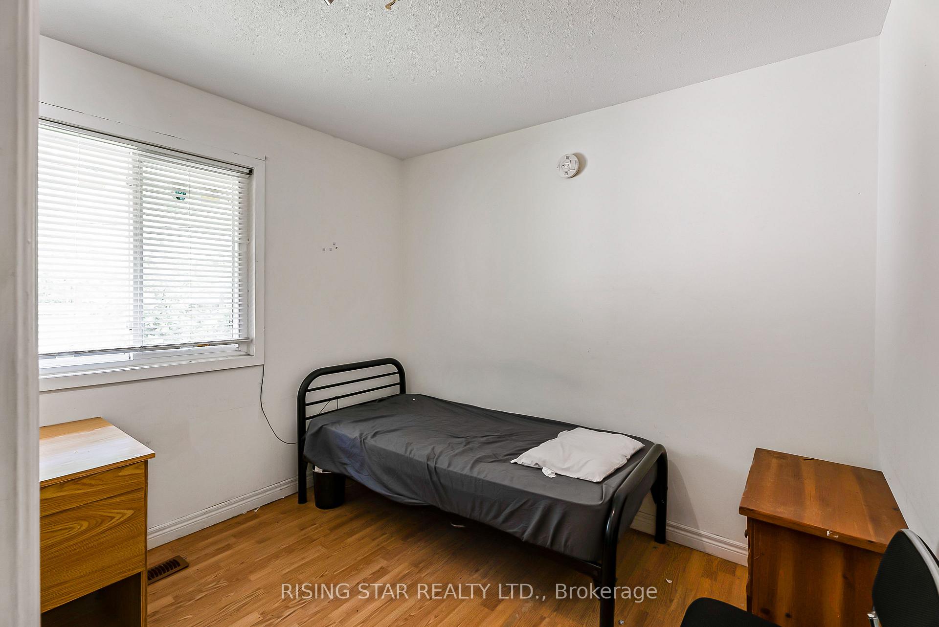 Photo 13 of 147 University Avenue E, Waterloo, Lincoln Heights — HOMEH