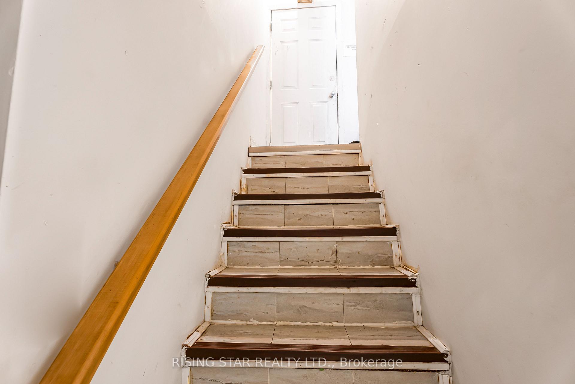 Photo 15 of 147 University Avenue E, Waterloo, Lincoln Heights — HOMEH