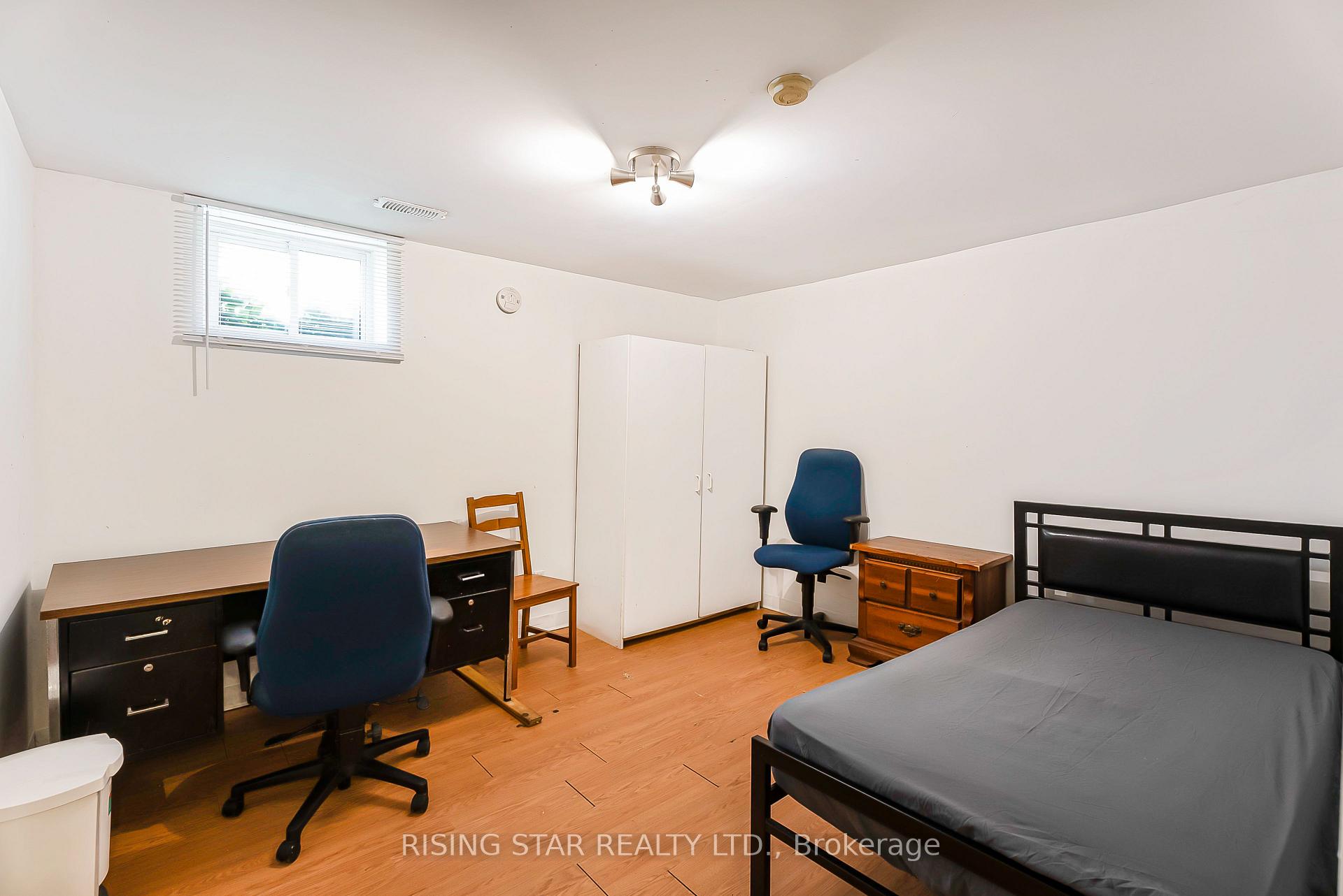 Photo 17 of 147 University Avenue E, Waterloo, Lincoln Heights — HOMEH