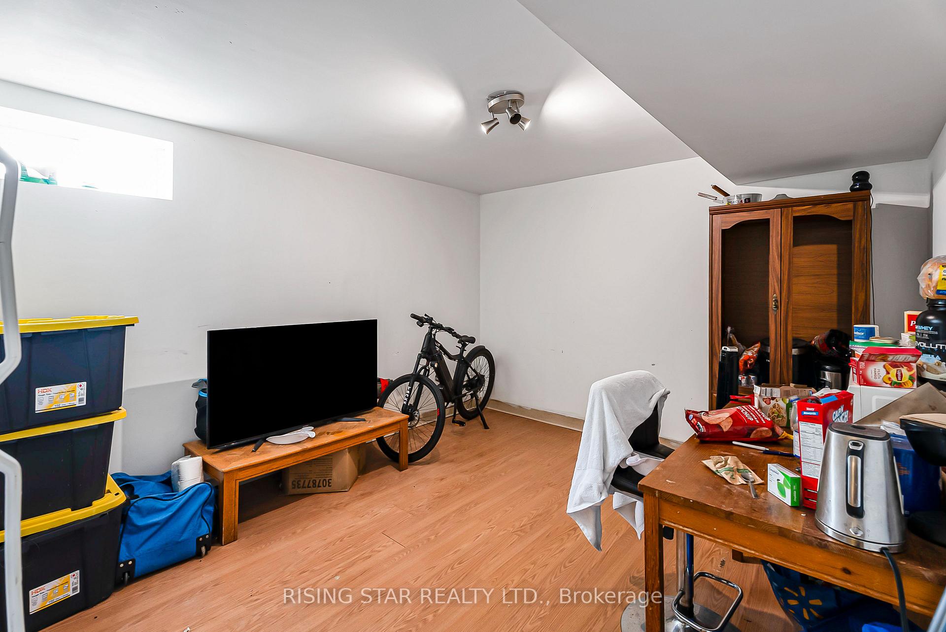 Photo 18 of 147 University Avenue E, Waterloo, Lincoln Heights — HOMEH