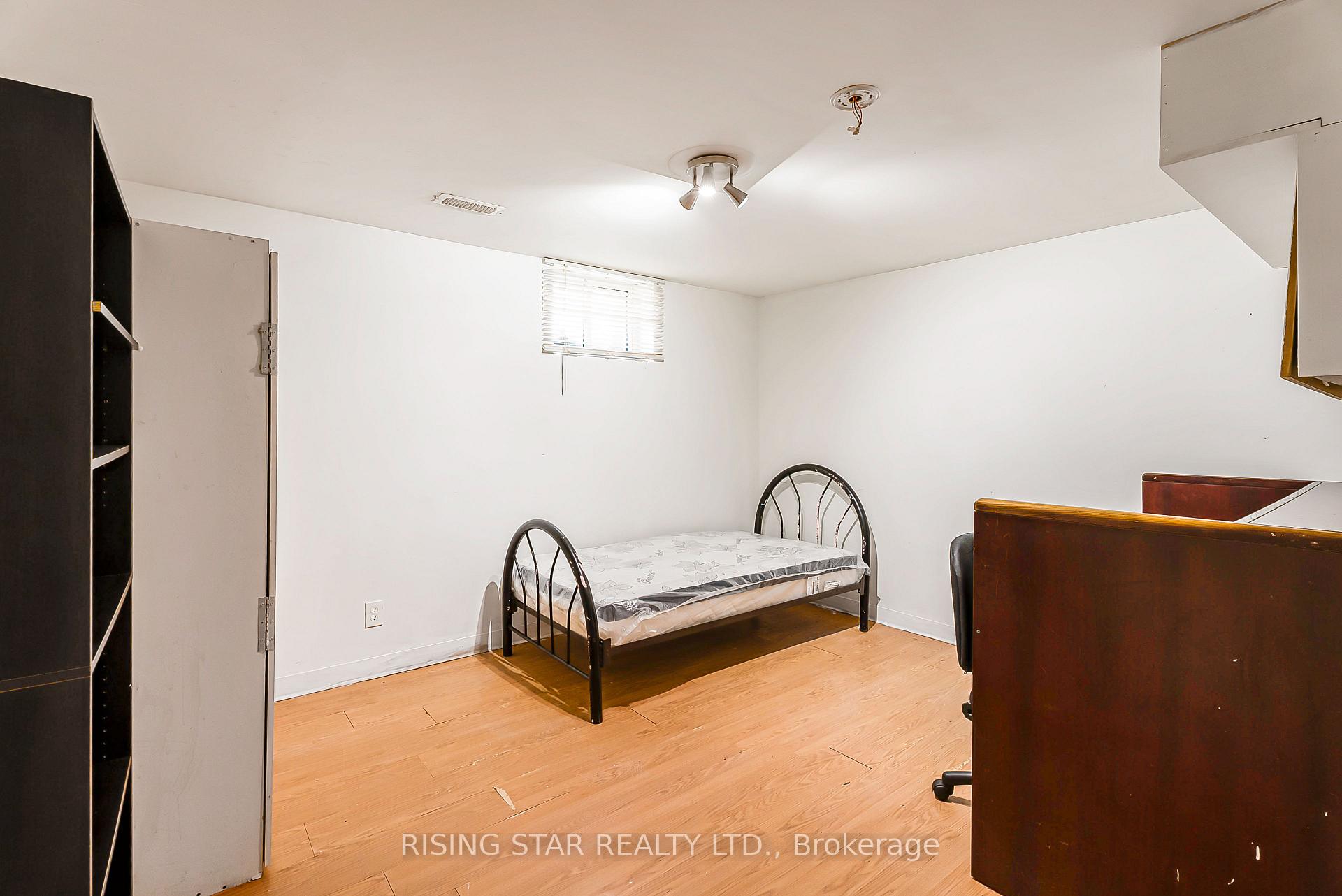 Photo 19 of 147 University Avenue E, Waterloo, Lincoln Heights — HOMEH