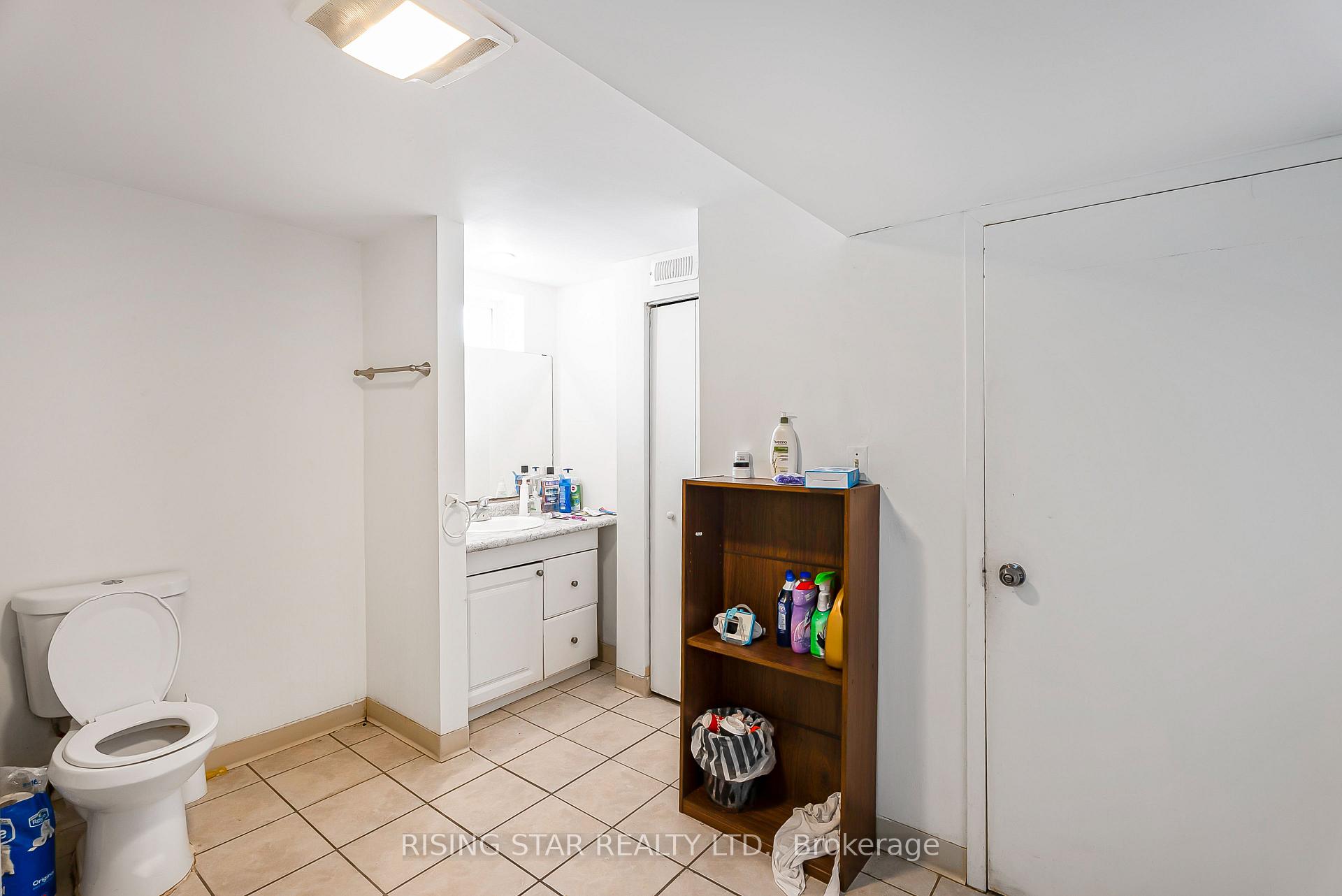 Photo 21 of 147 University Avenue E, Waterloo, Lincoln Heights — HOMEH