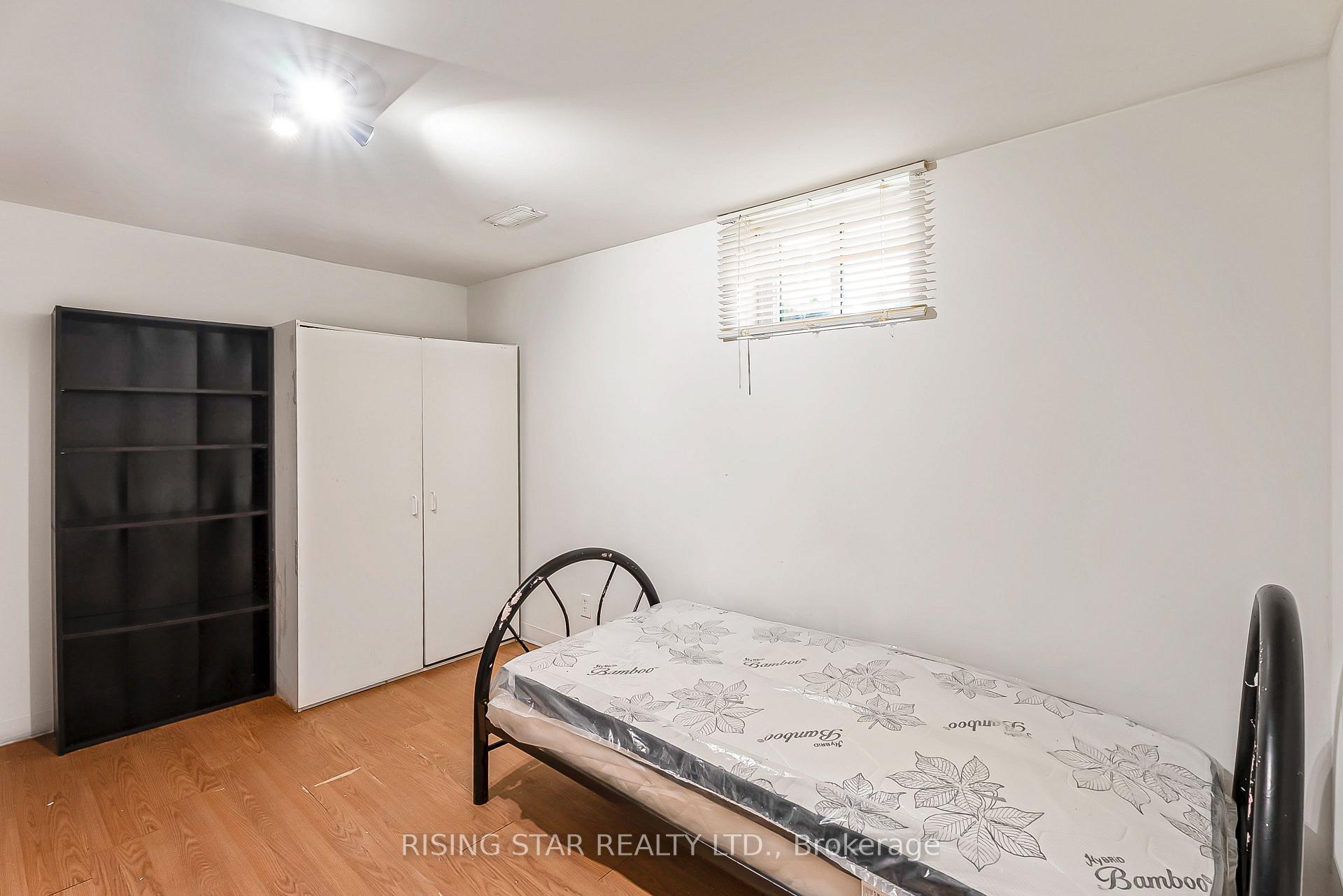 Photo 22 of 147 University Avenue E, Waterloo, Lincoln Heights — HOMEH