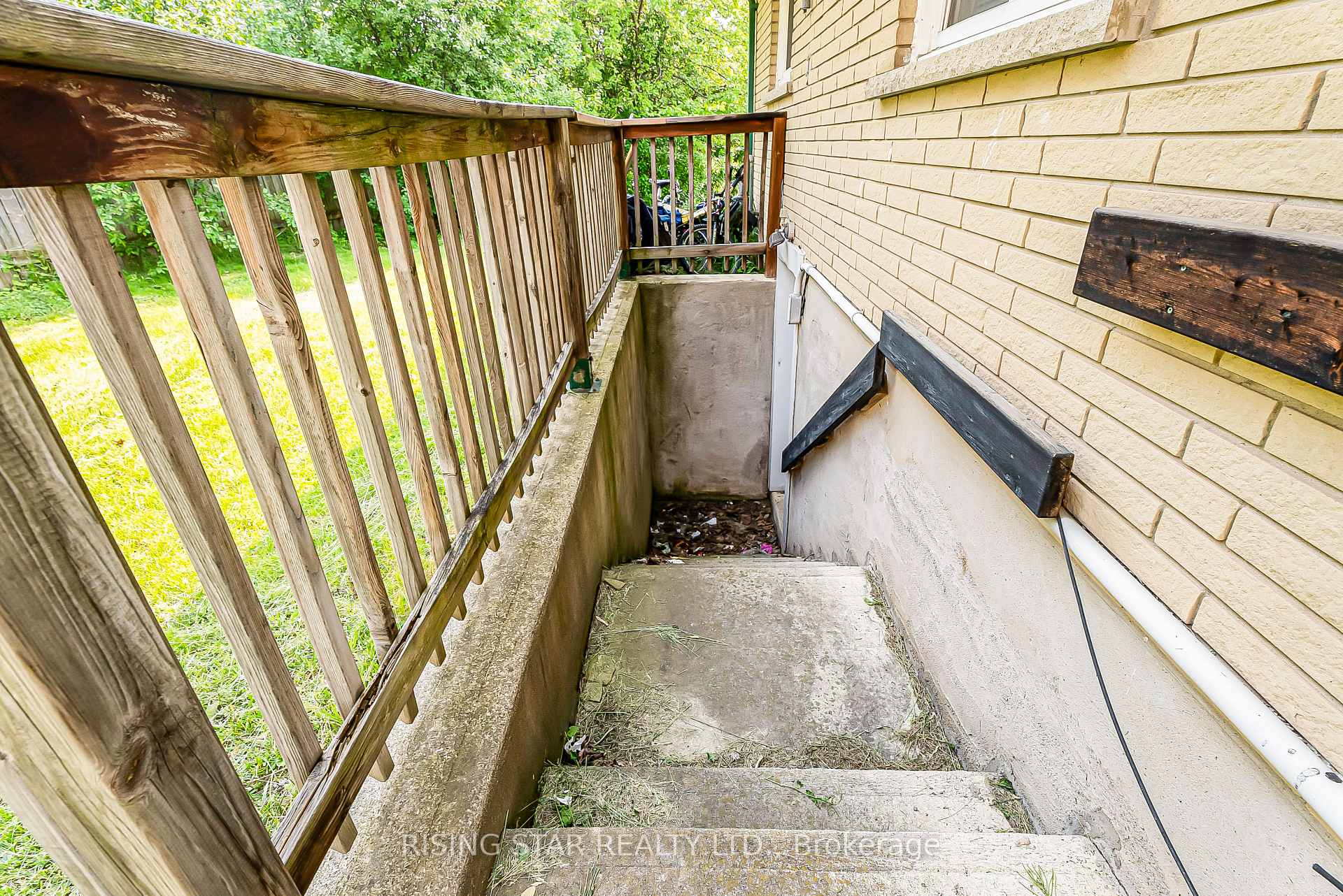 Photo 23 of 147 University Avenue E, Waterloo, Lincoln Heights — HOMEH