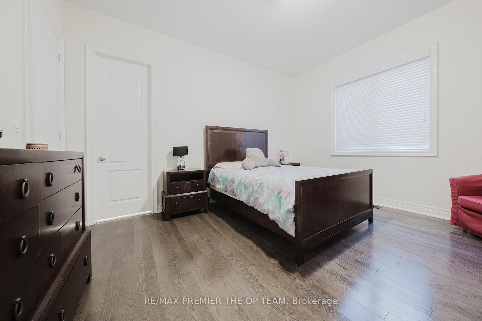 Photo 32 of 70 Torgan Trail, Vaughan, Kleinburg — HOMEH