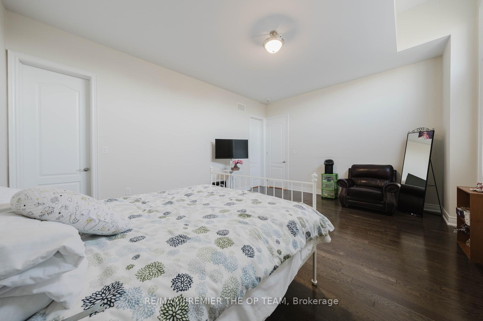 Photo 37 of 70 Torgan Trail, Vaughan, Kleinburg — HOMEH