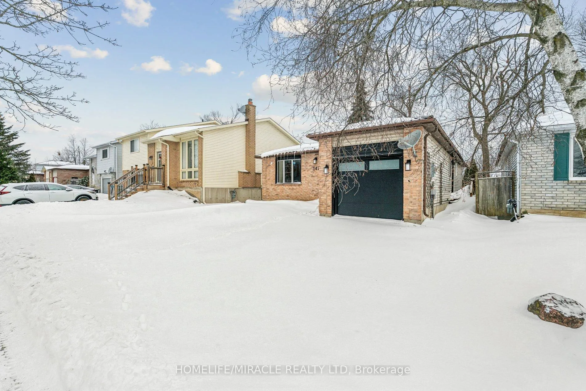 Photo 3 of 147 Hickling Trail, Barrie, Grove East — HOMEH