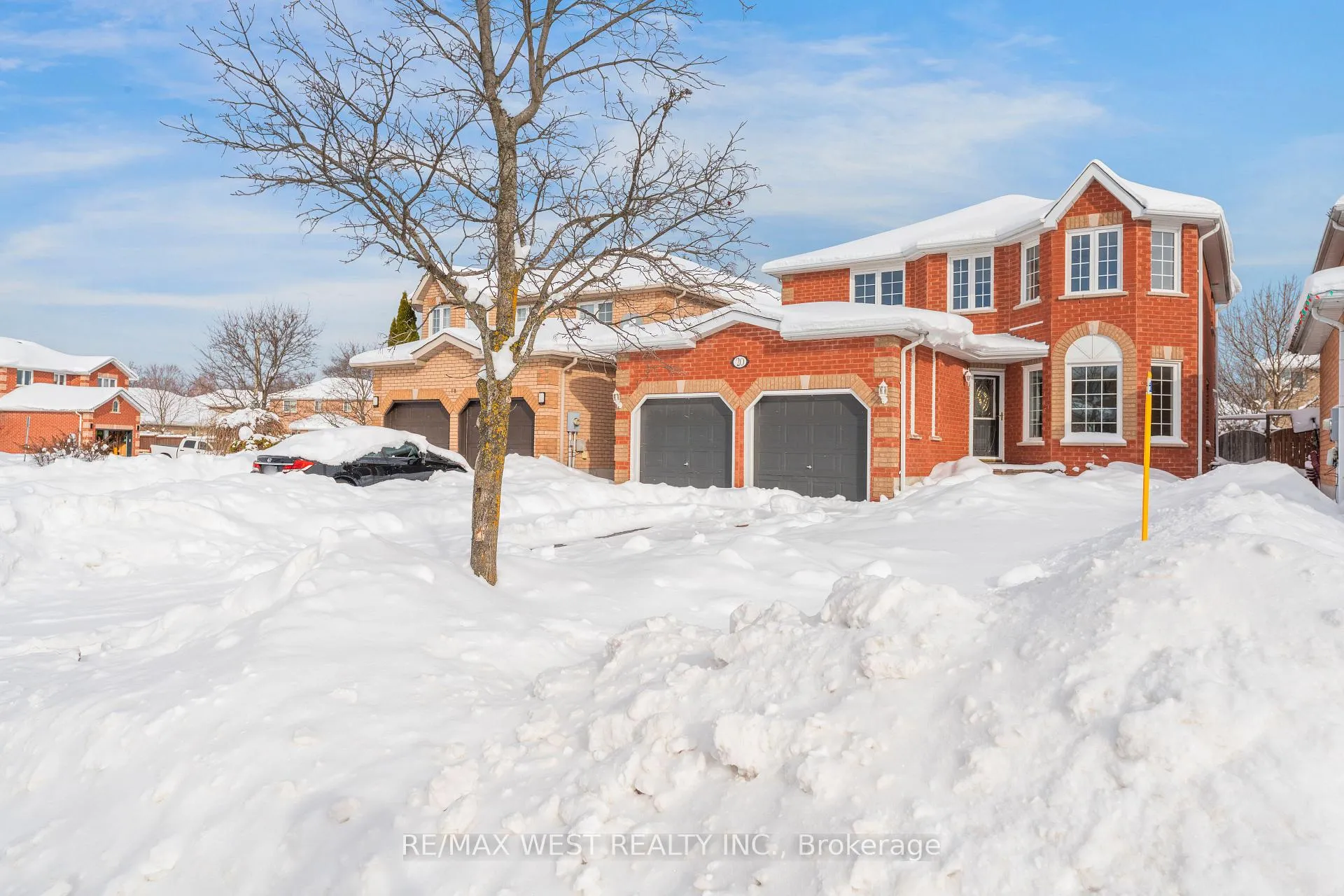 Photo 3 of 20 Felt Crescent, Barrie, Bayshore — HOMEH