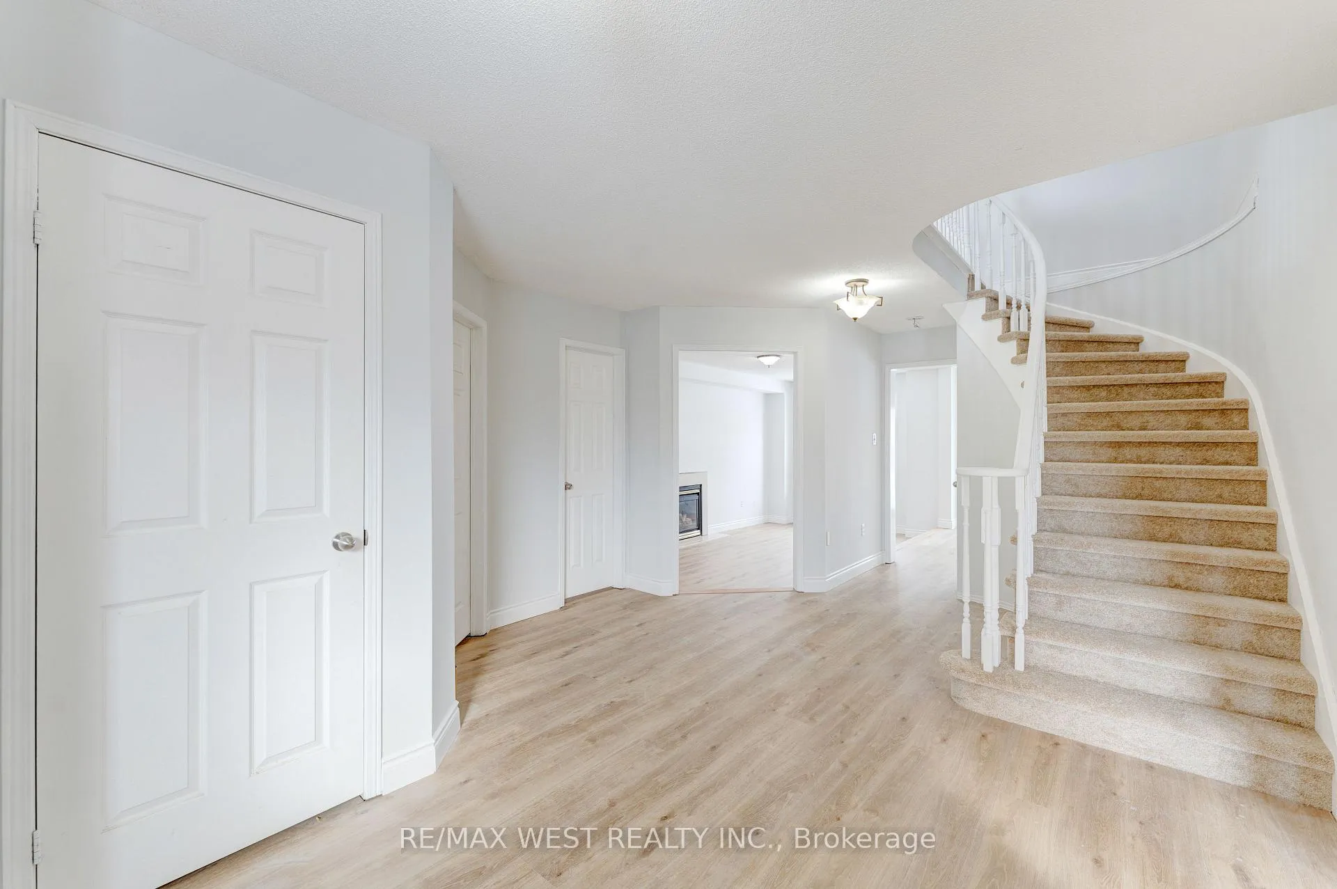 Photo 4 of 20 Felt Crescent, Barrie, Bayshore — HOMEH