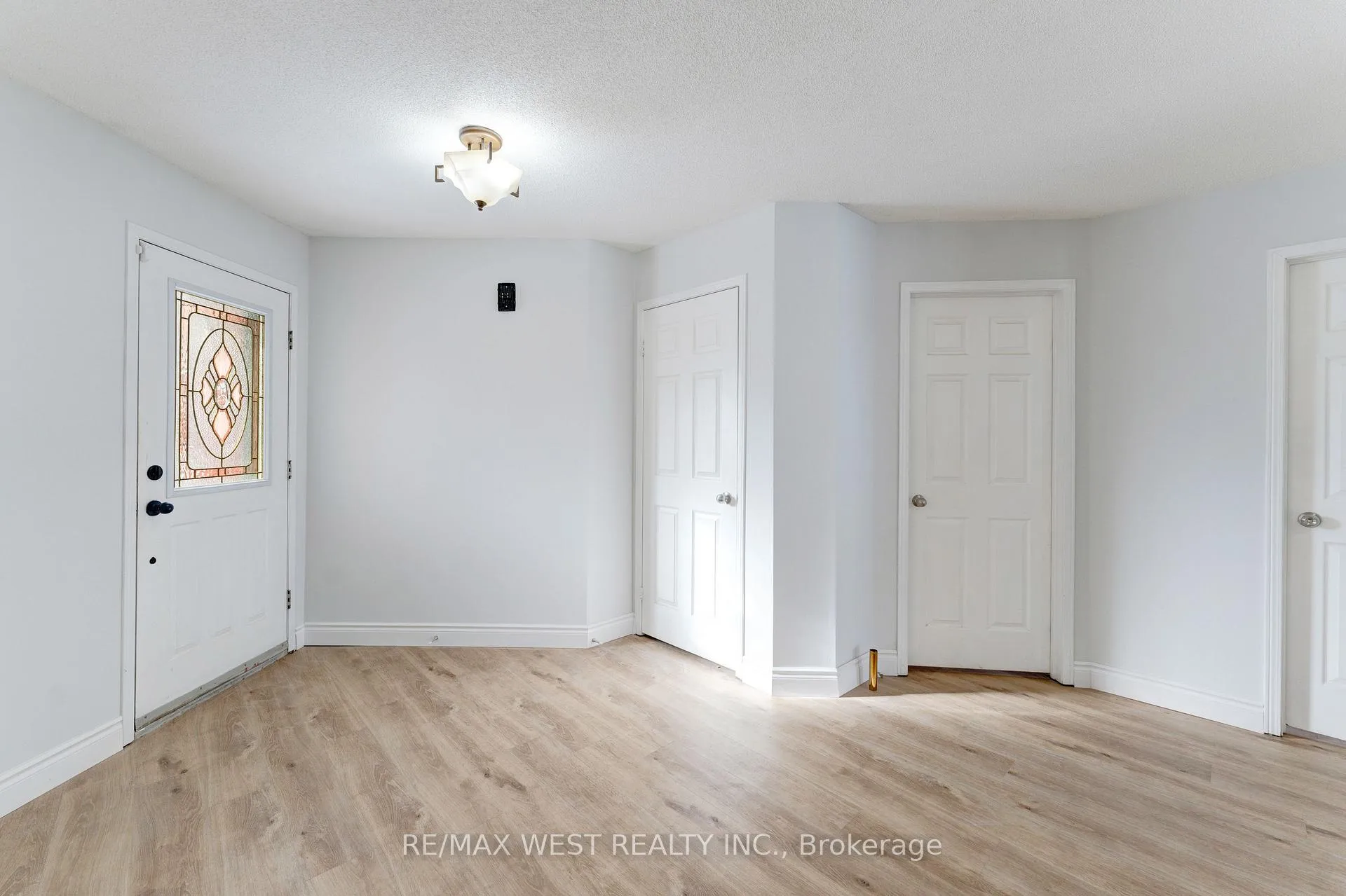Photo 5 of 20 Felt Crescent, Barrie, Bayshore — HOMEH