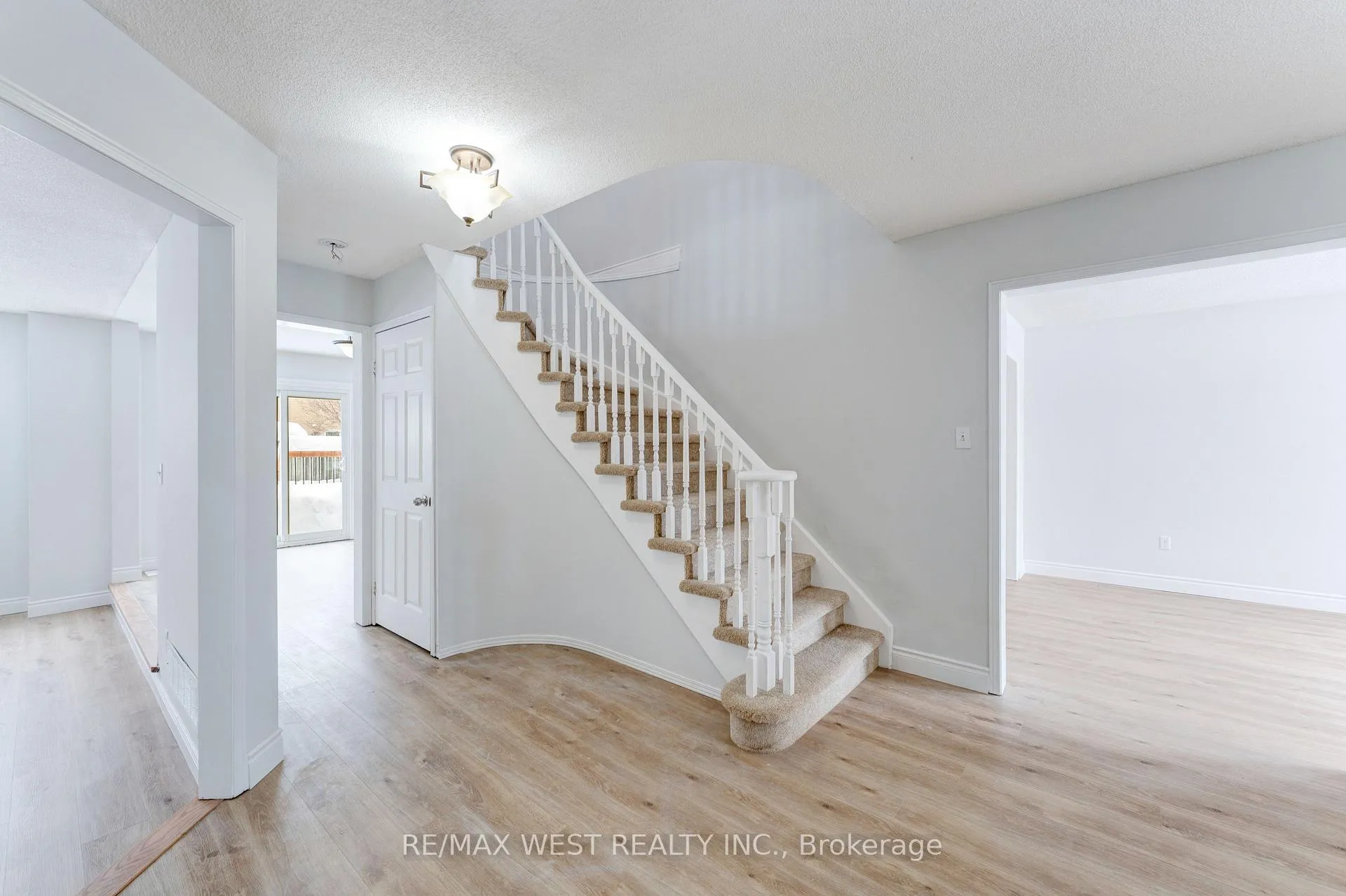 Photo 6 of 20 Felt Crescent, Barrie, Bayshore — HOMEH
