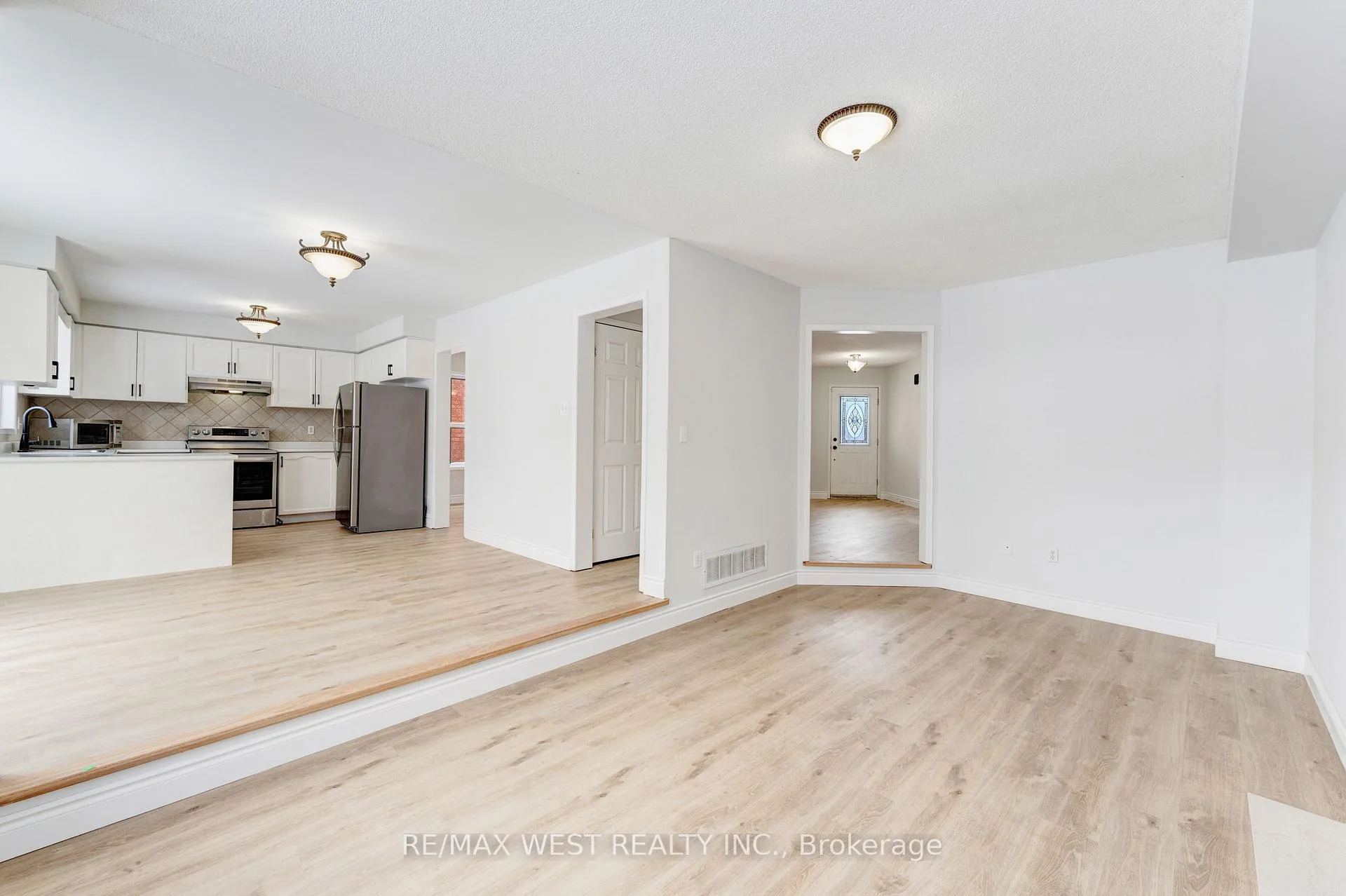 Photo 7 of 20 Felt Crescent, Barrie, Bayshore — HOMEH