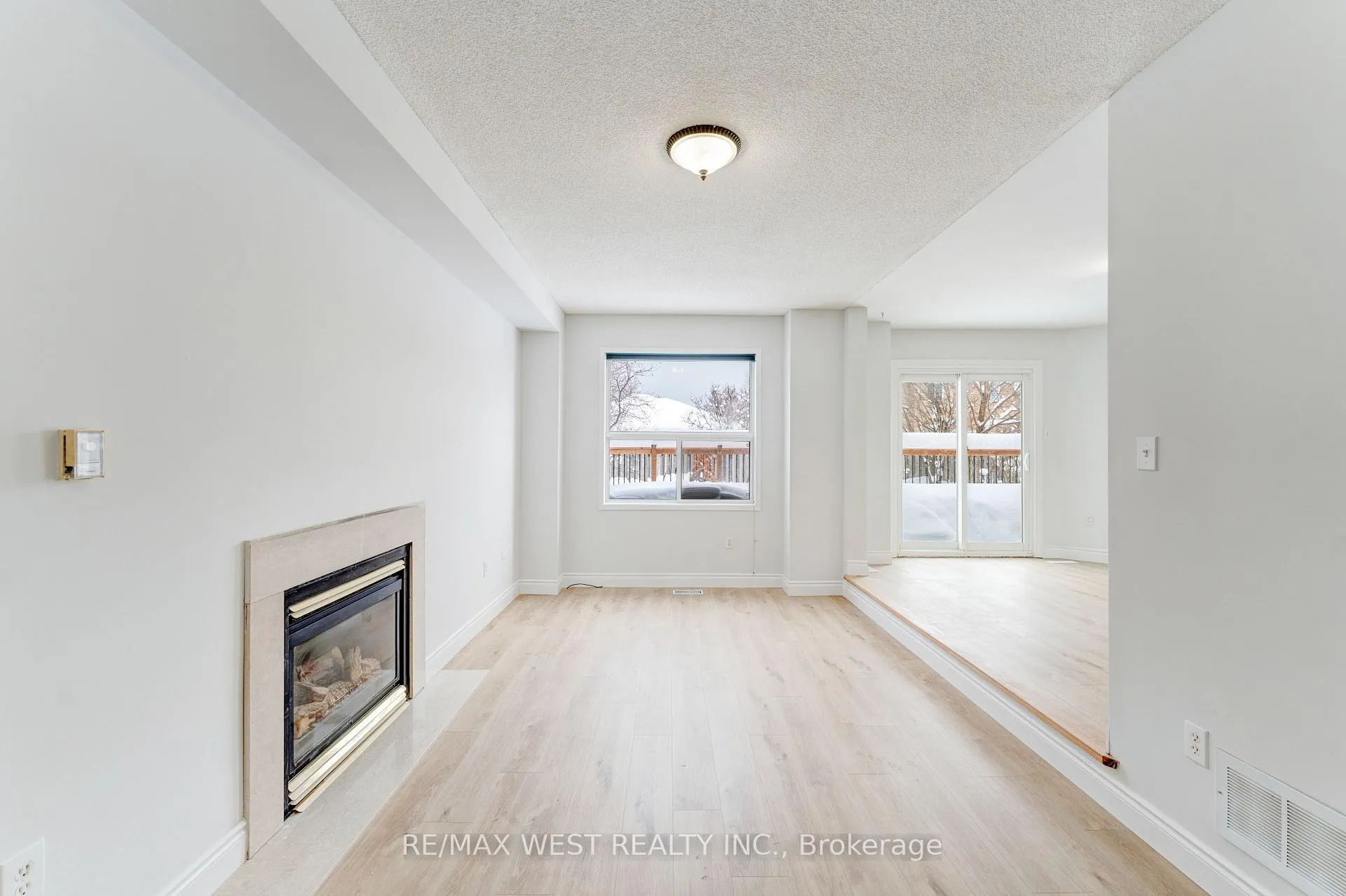Photo 8 of 20 Felt Crescent, Barrie, Bayshore — HOMEH