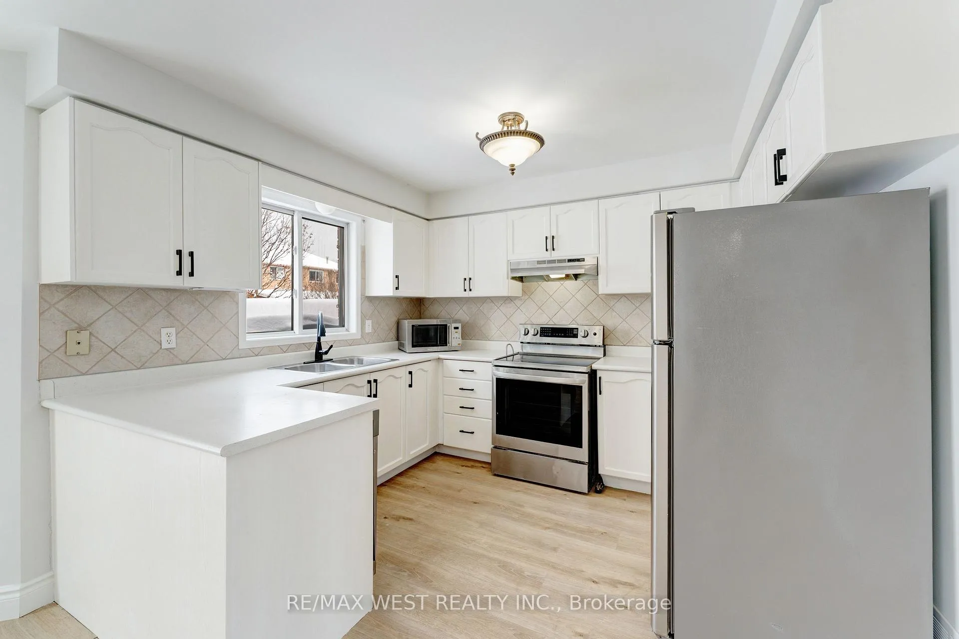 Photo 12 of 20 Felt Crescent, Barrie, Bayshore — HOMEH