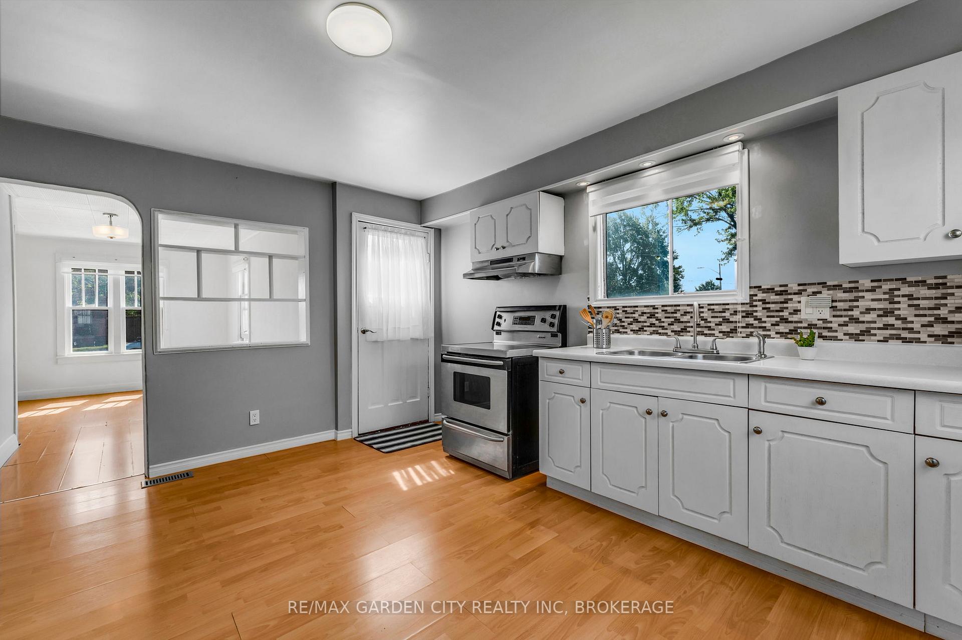 Photo 4 of 118 St Augustine Avenue, Welland, Broadway — HOMEH