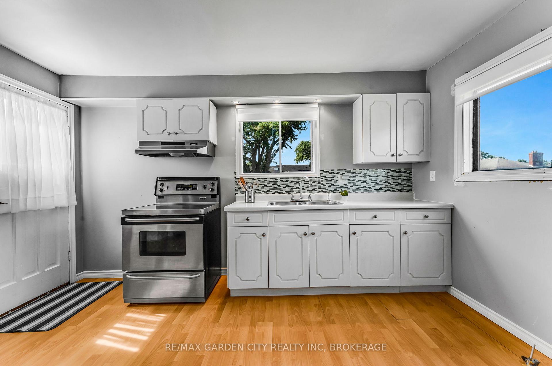 Photo 5 of 118 St Augustine Avenue, Welland, Broadway — HOMEH
