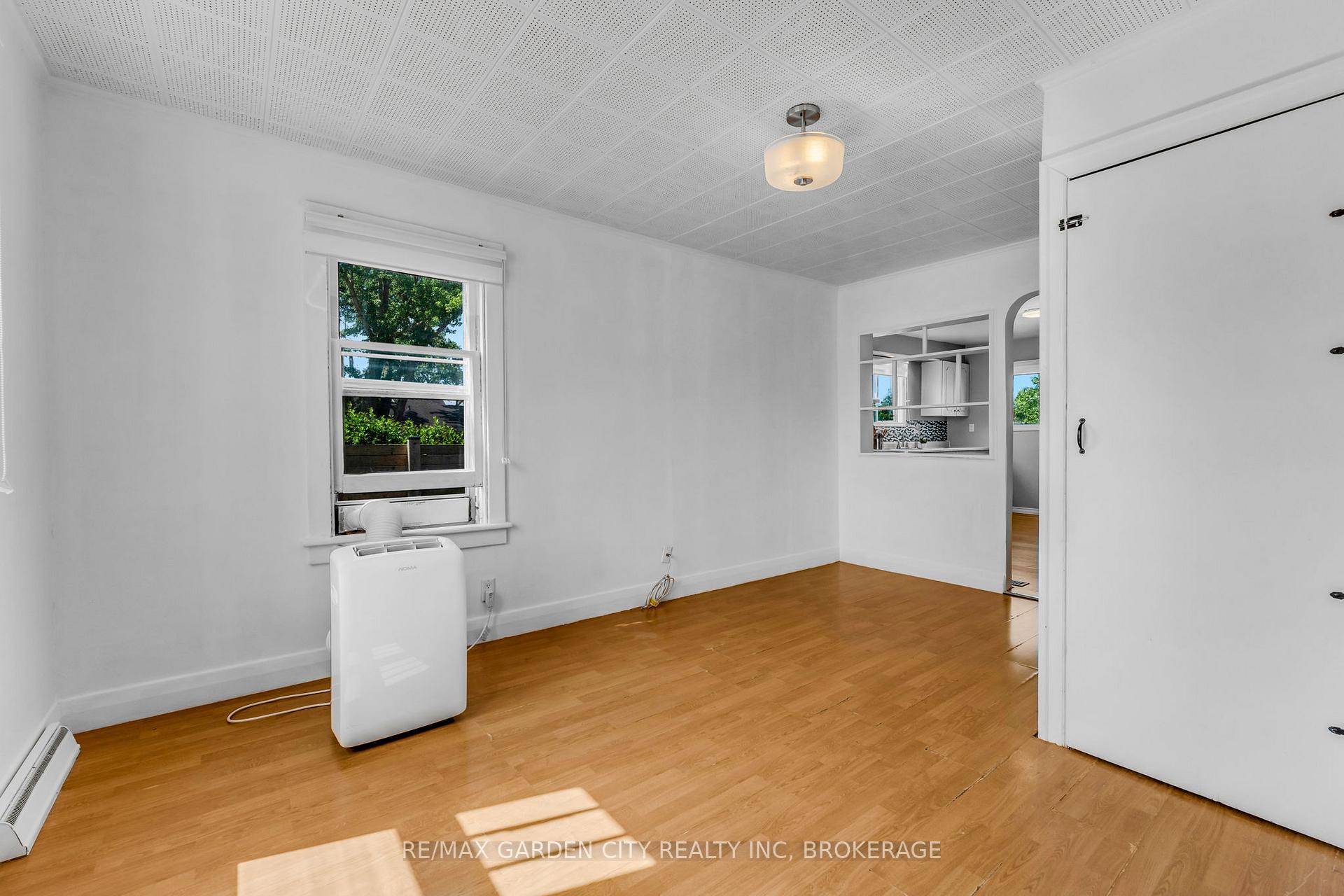 Photo 10 of 118 St Augustine Avenue, Welland, Broadway — HOMEH