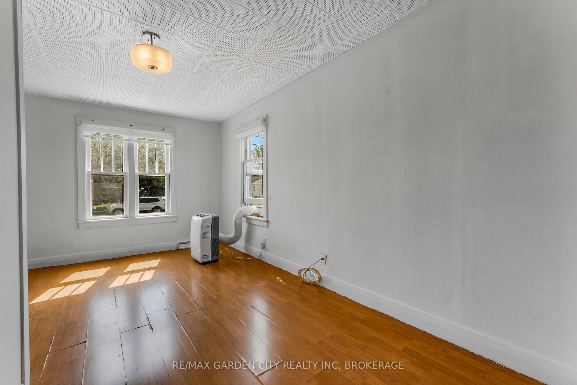 Photo 12 of 118 St Augustine Avenue, Welland, Broadway — HOMEH