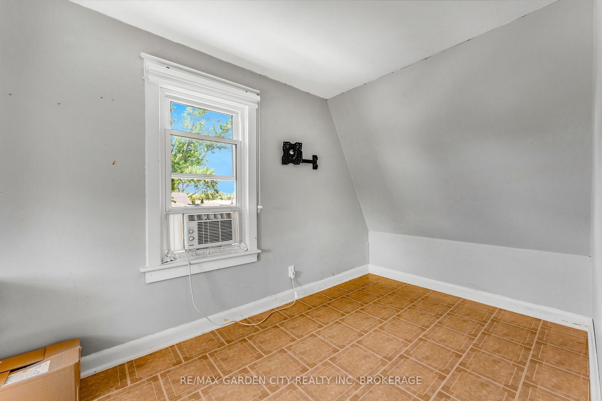 Photo 13 of 118 St Augustine Avenue, Welland, Broadway — HOMEH