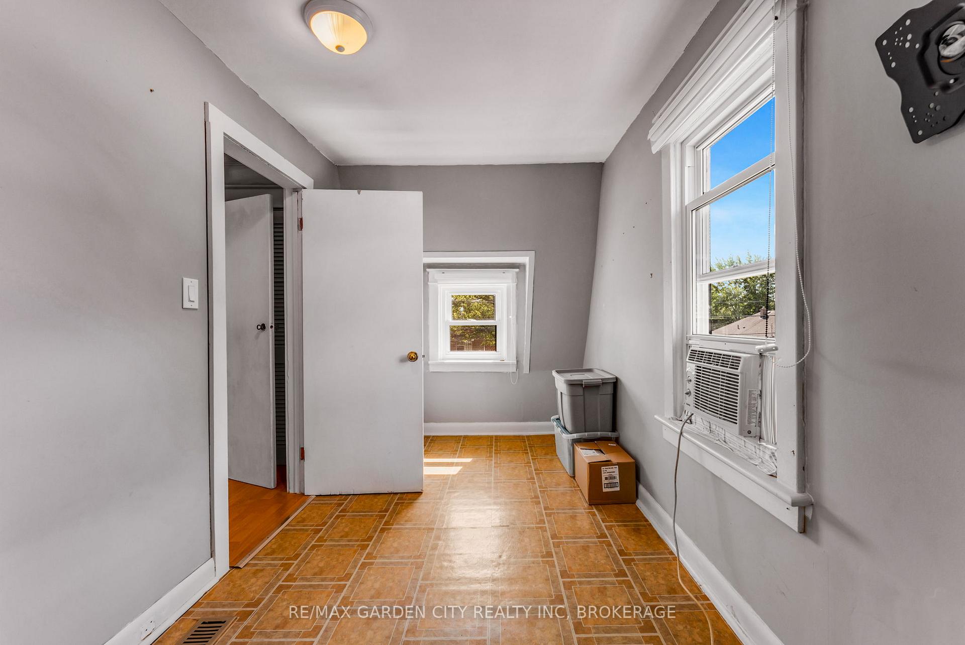 Photo 14 of 118 St Augustine Avenue, Welland, Broadway — HOMEH
