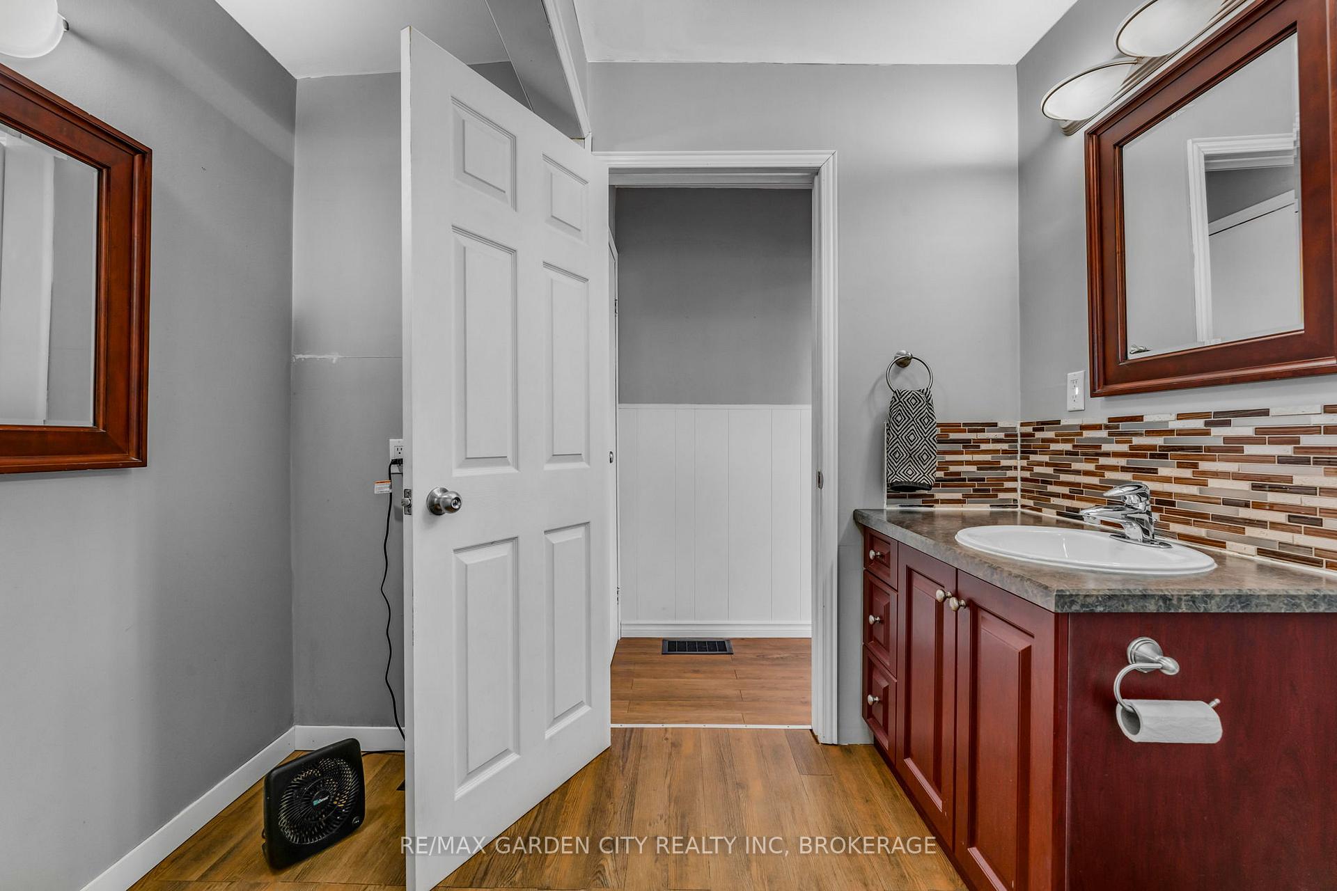 Photo 19 of 118 St Augustine Avenue, Welland, Broadway — HOMEH