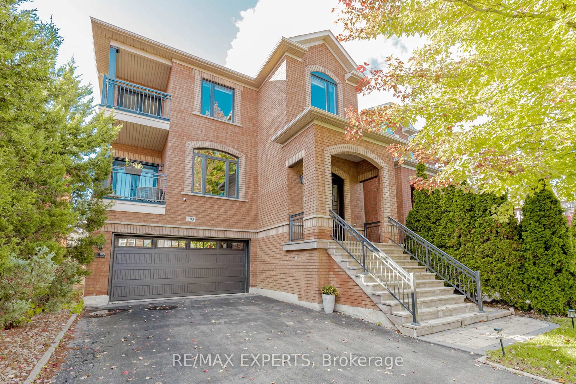 Front of 193 Fairlane Crescent