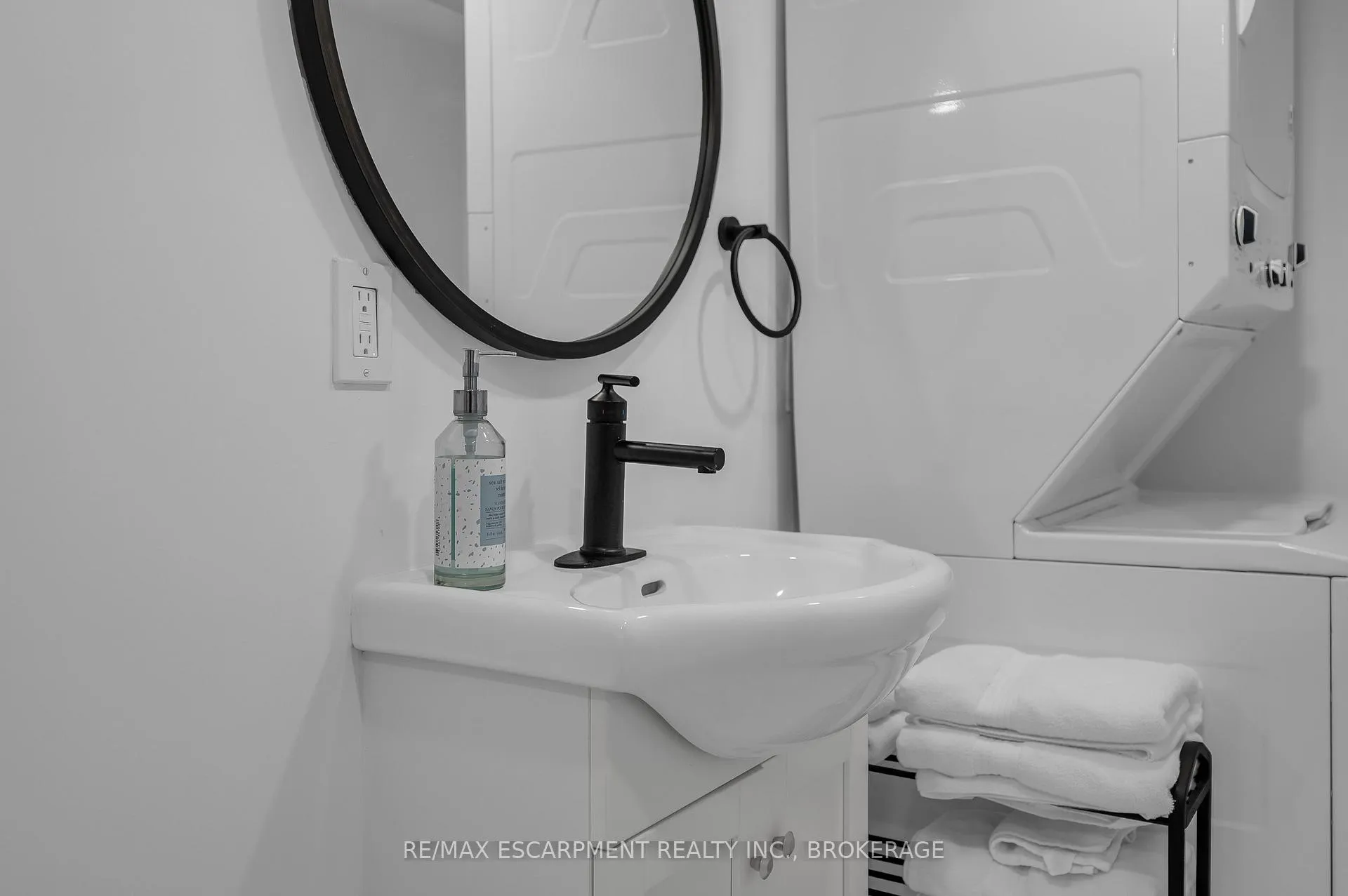 Photo 16 of Unit 2, 16 Golden Boulevard E, Welland, Lincoln/Crowland — HOMEH