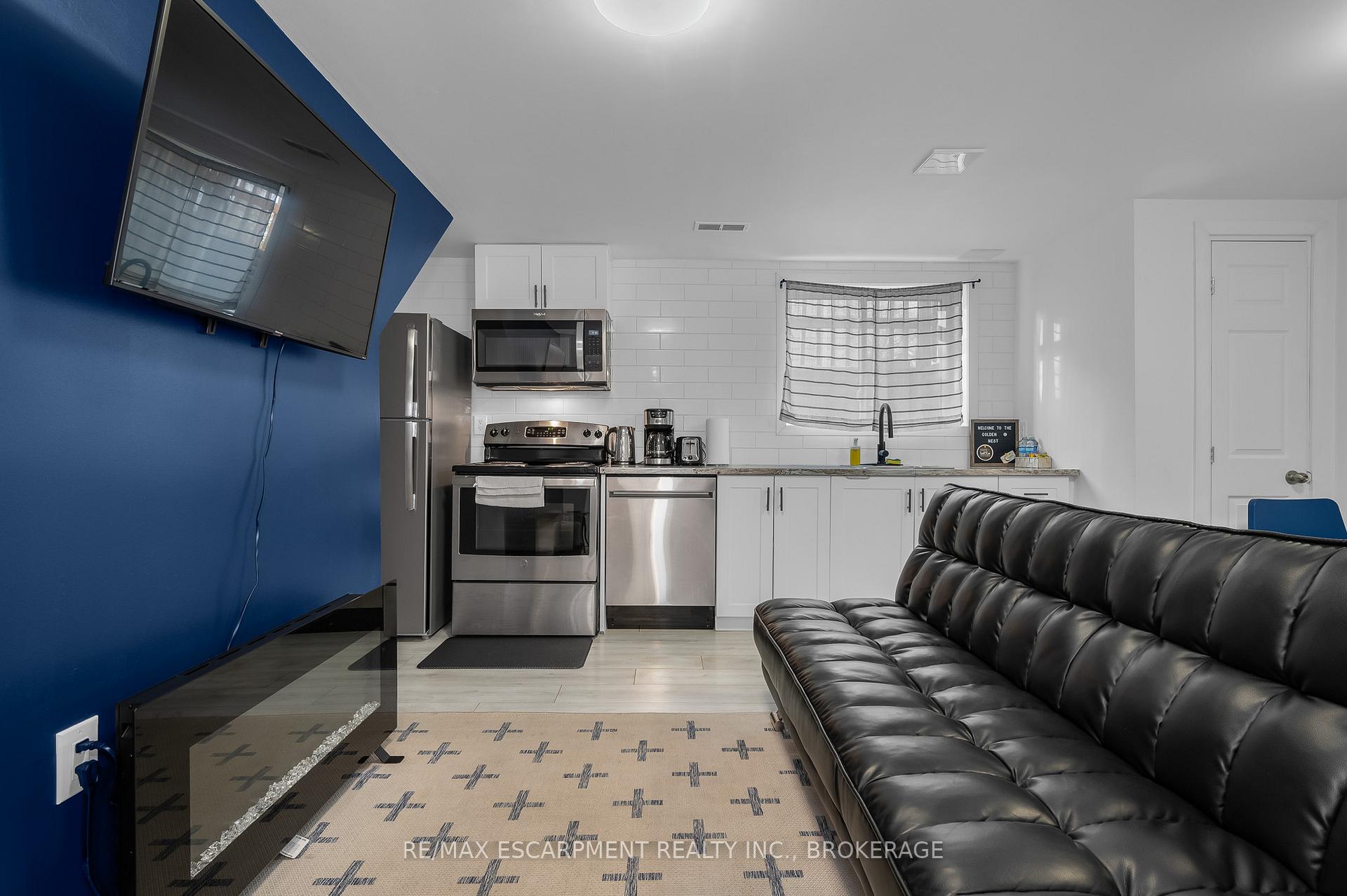 Front of Unit 2, 16 Golden Boulevard E