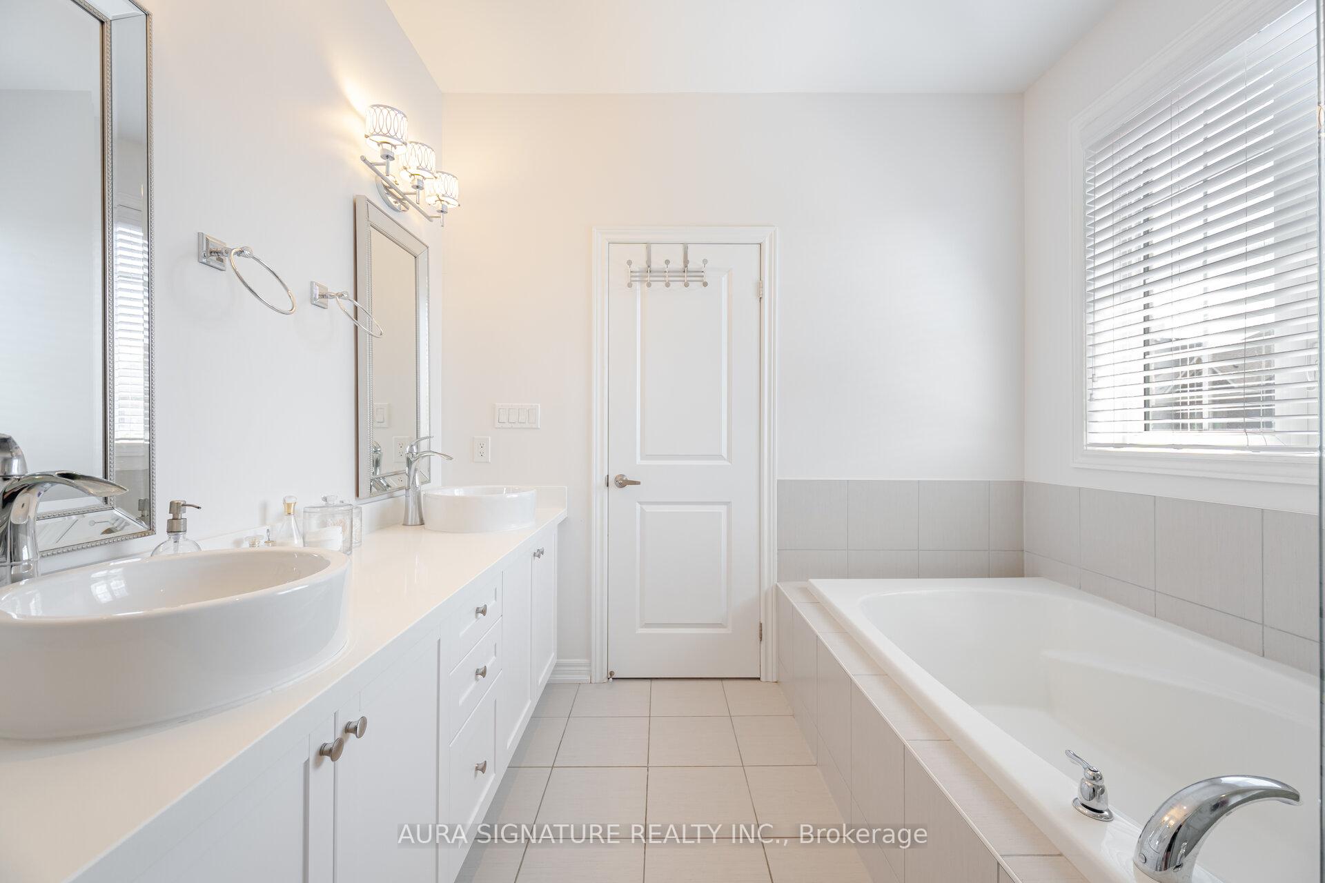 Photo 31 of 205 East's Corners Boulevard, Vaughan, Kleinburg — HOMEH