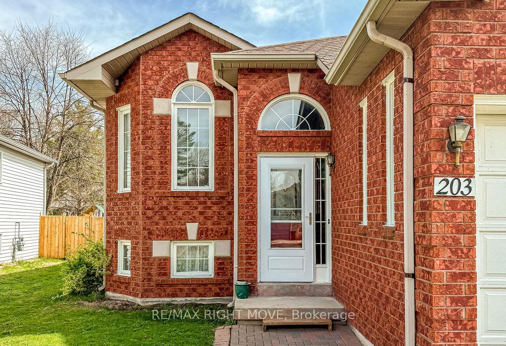 Photo 2 of 203 Dyer Drive, Wasaga Beach — HOMEH