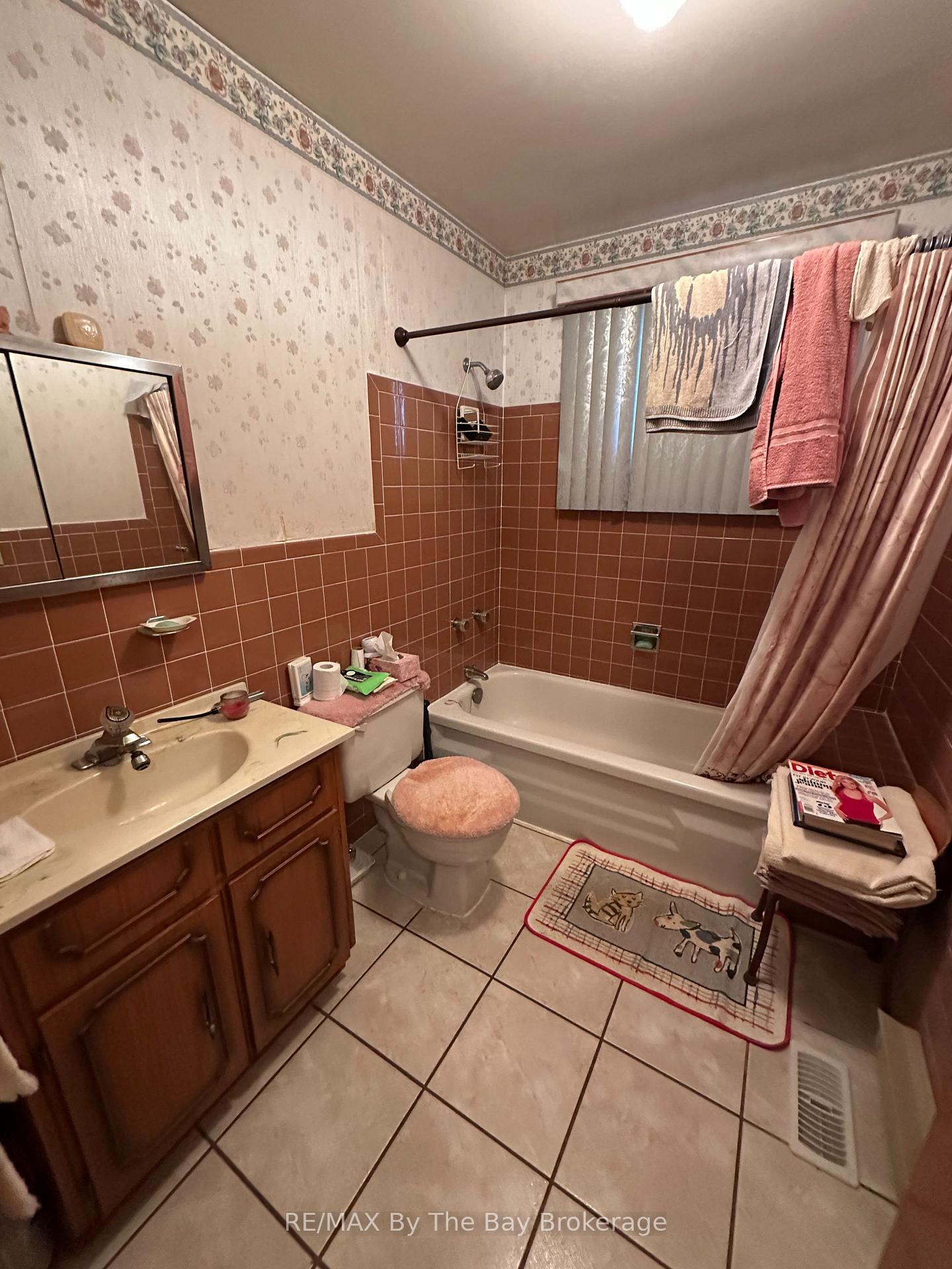Photo 5 of 35 Frederick Drive, Wasaga Beach — HOMEH
