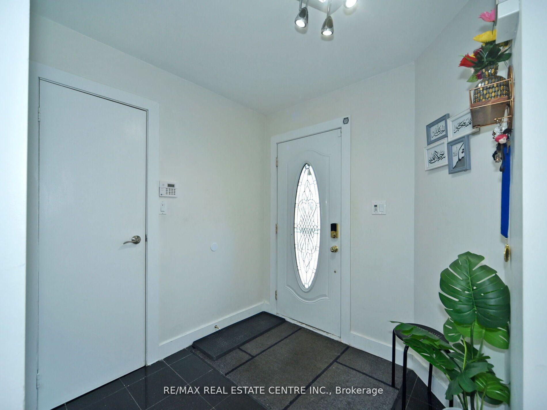 Photo 3 of 41 Fieldview Crescent, Whitby, Blue Grass Meadows — HOMEH