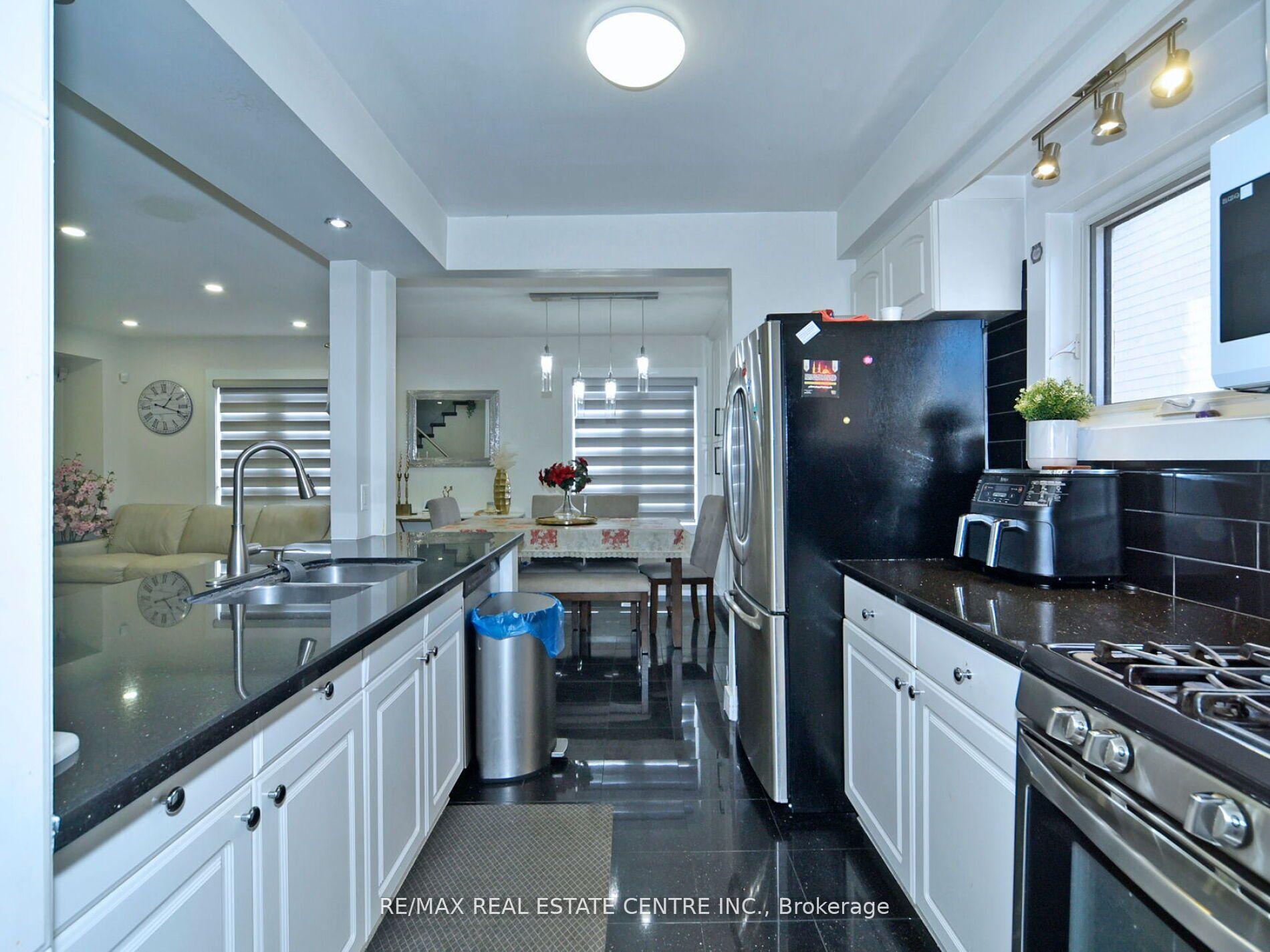 Photo 11 of 41 Fieldview Crescent, Whitby, Blue Grass Meadows — HOMEH