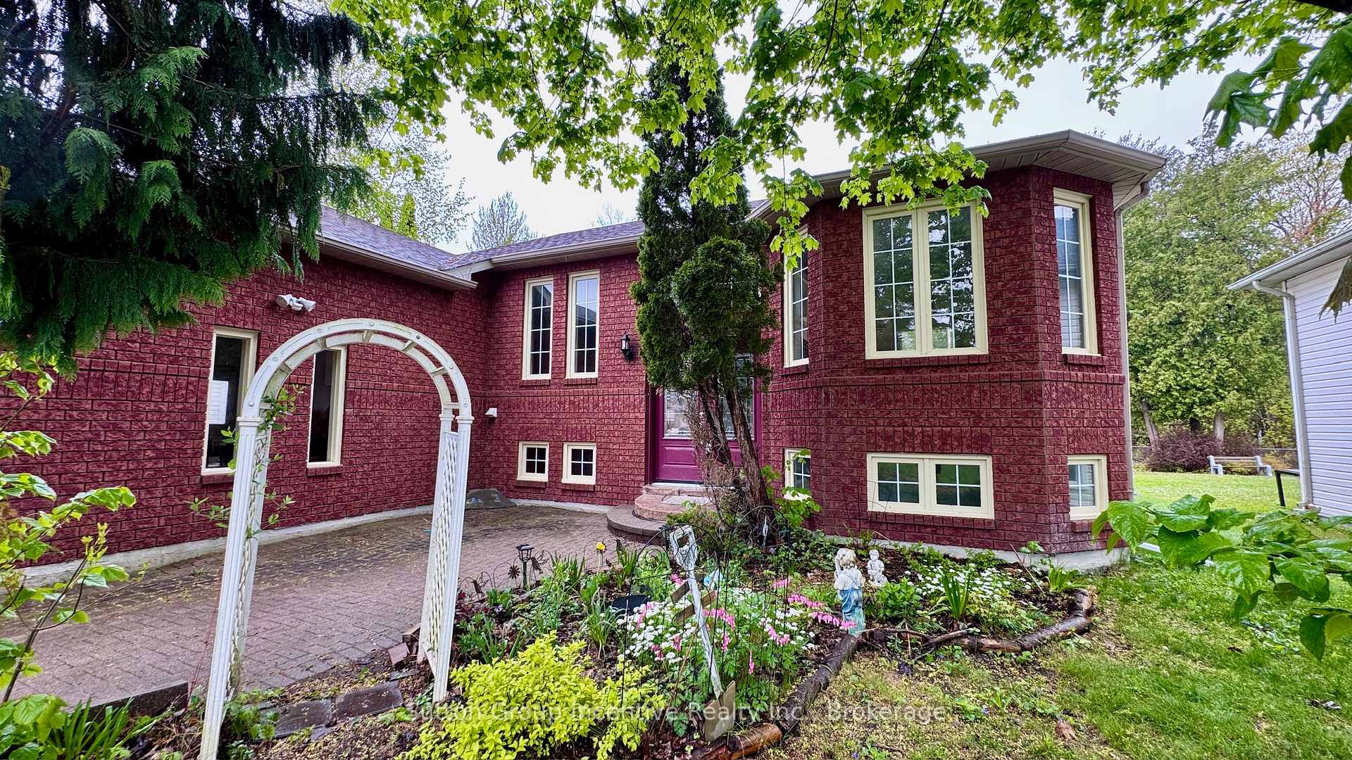 Photo 1 of 4 Bush Crescent, Wasaga Beach — HOMEH