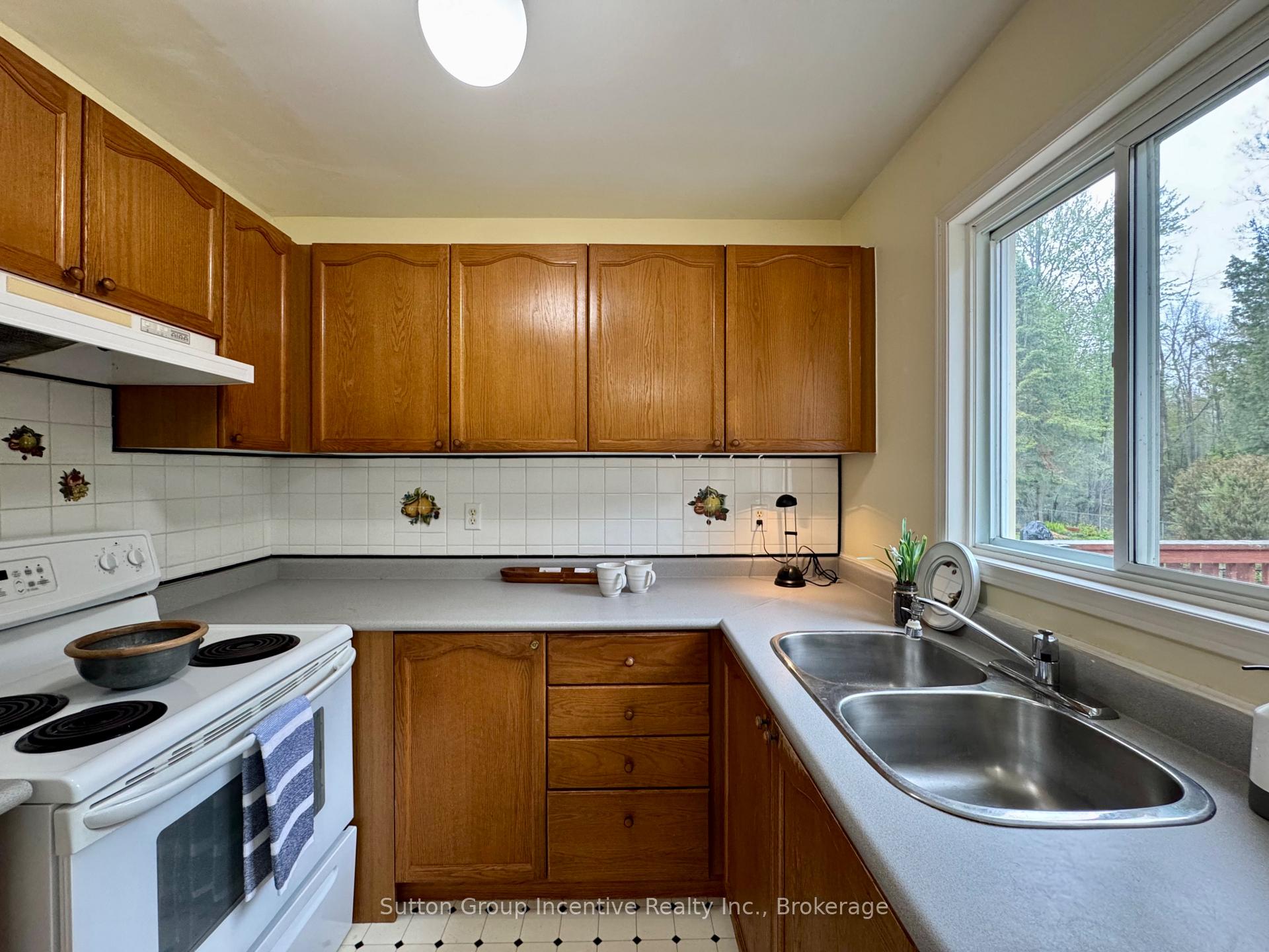 Photo 11 of 4 Bush Crescent, Wasaga Beach — HOMEH