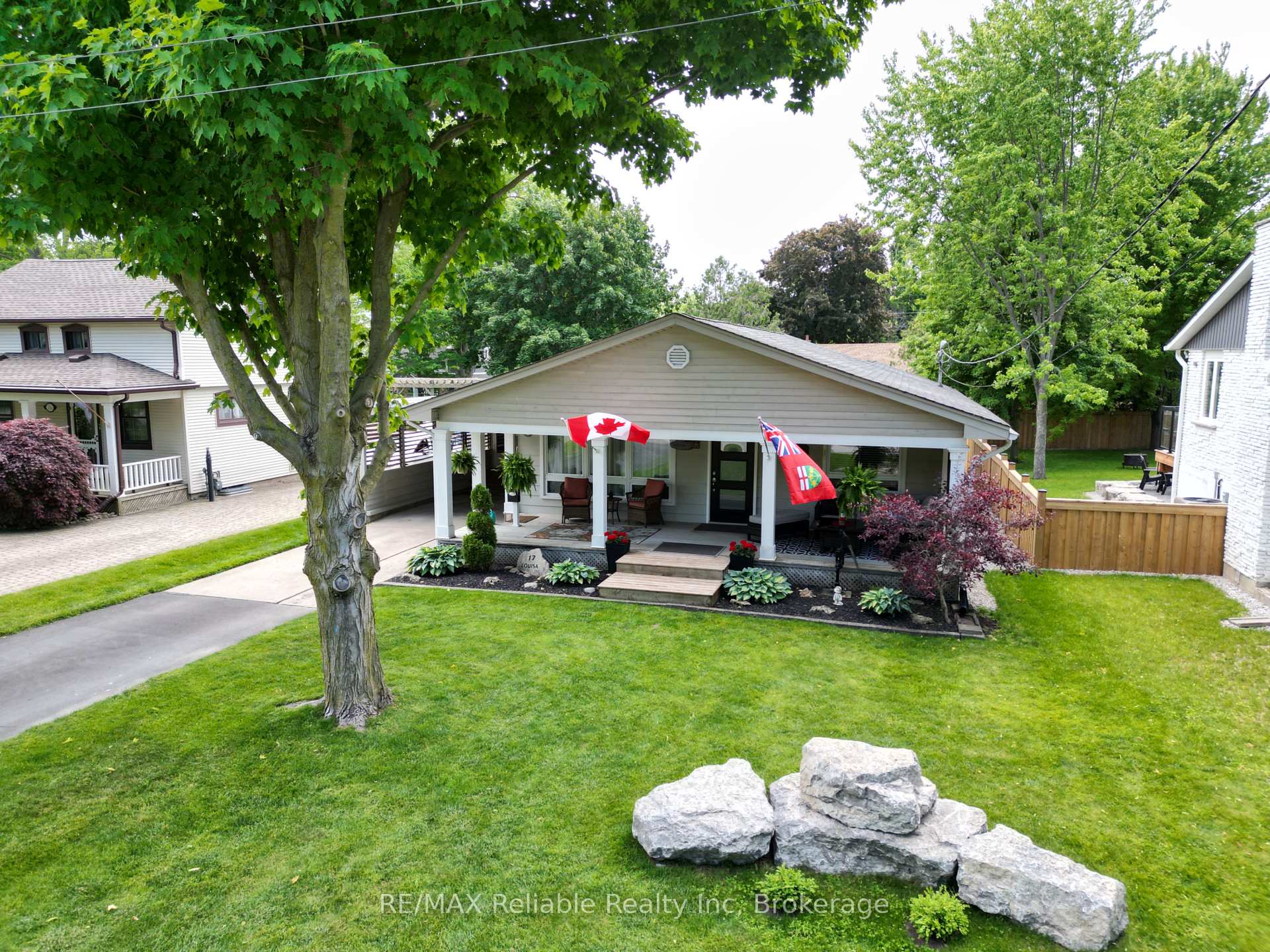 Photo 2 of 17 Louisa Street, Bluewater, Bayfield — HOMEH