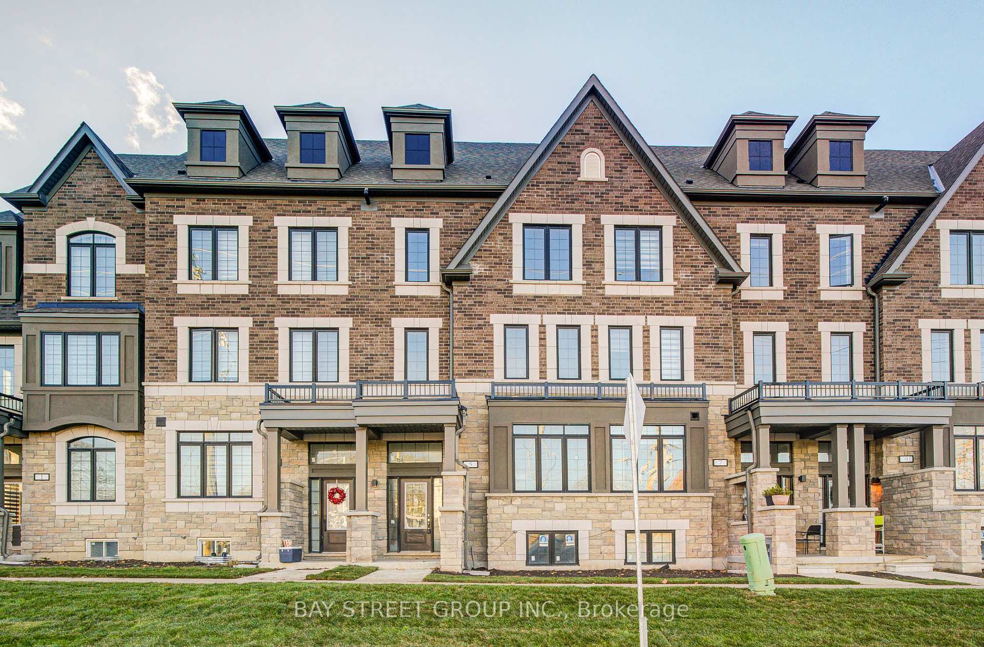 Photo 1 of 5 Selfridge Way, Whitby, Downtown Whitby — HOMEH
