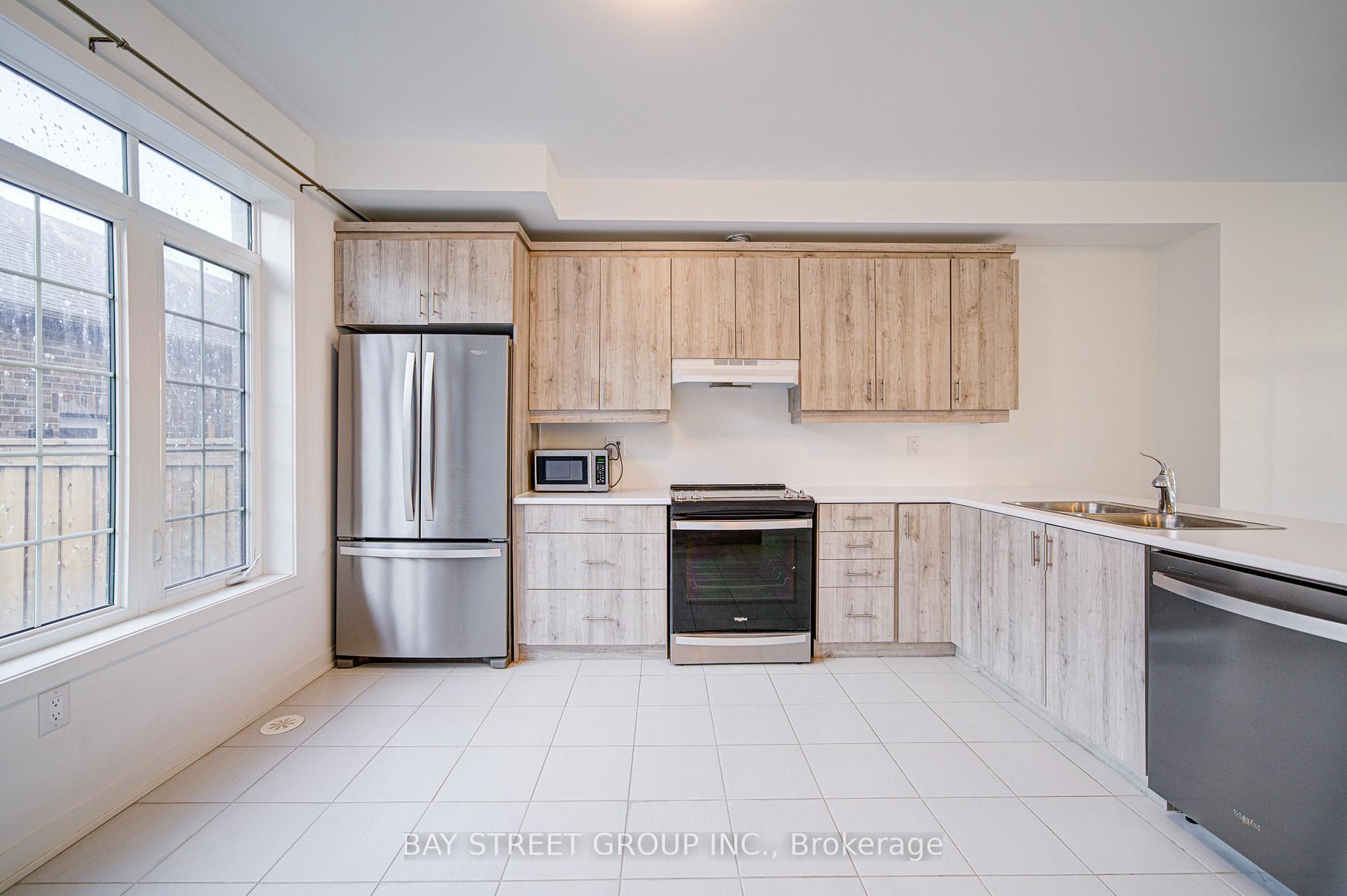 Photo 3 of 5 Selfridge Way, Whitby, Downtown Whitby — HOMEH