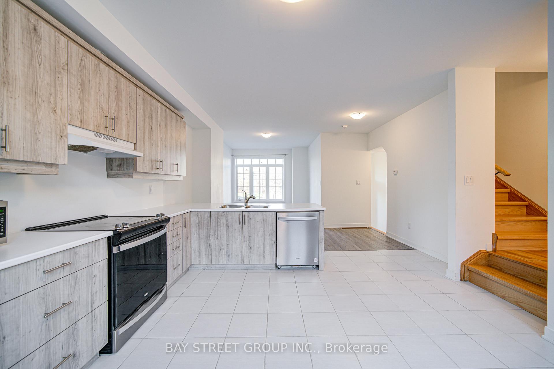 Photo 5 of 5 Selfridge Way, Whitby, Downtown Whitby — HOMEH