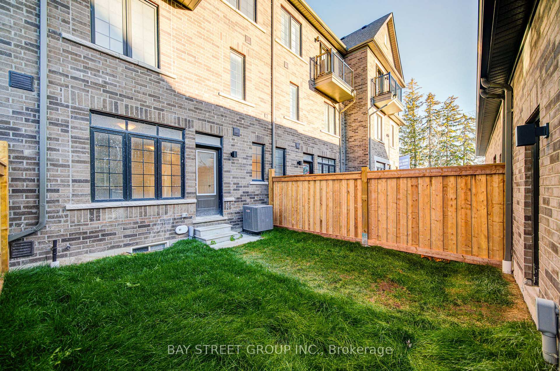 Photo 23 of 5 Selfridge Way, Whitby, Downtown Whitby — HOMEH