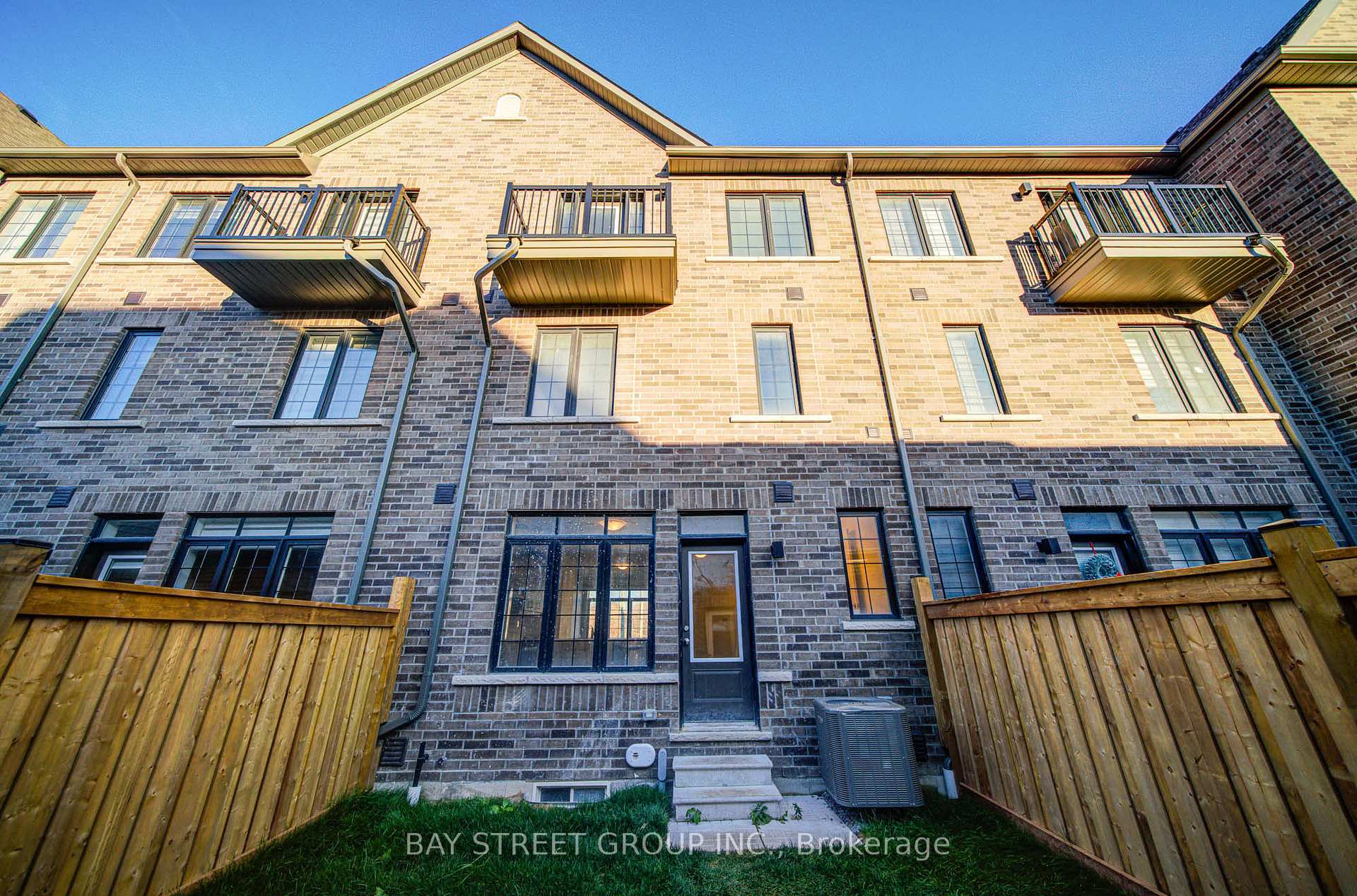 Photo 26 of 5 Selfridge Way, Whitby, Downtown Whitby — HOMEH