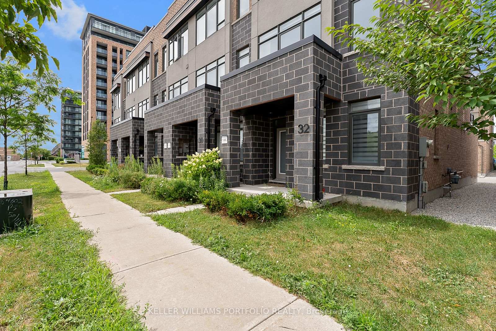 Photo 3 of 32 Troon Avenue, Vaughan, Rural Vaughan — HOMEH