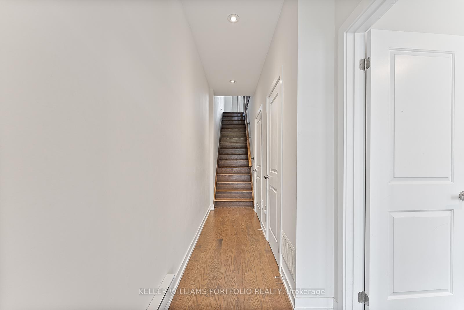 Photo 5 of 32 Troon Avenue, Vaughan, Rural Vaughan — HOMEH